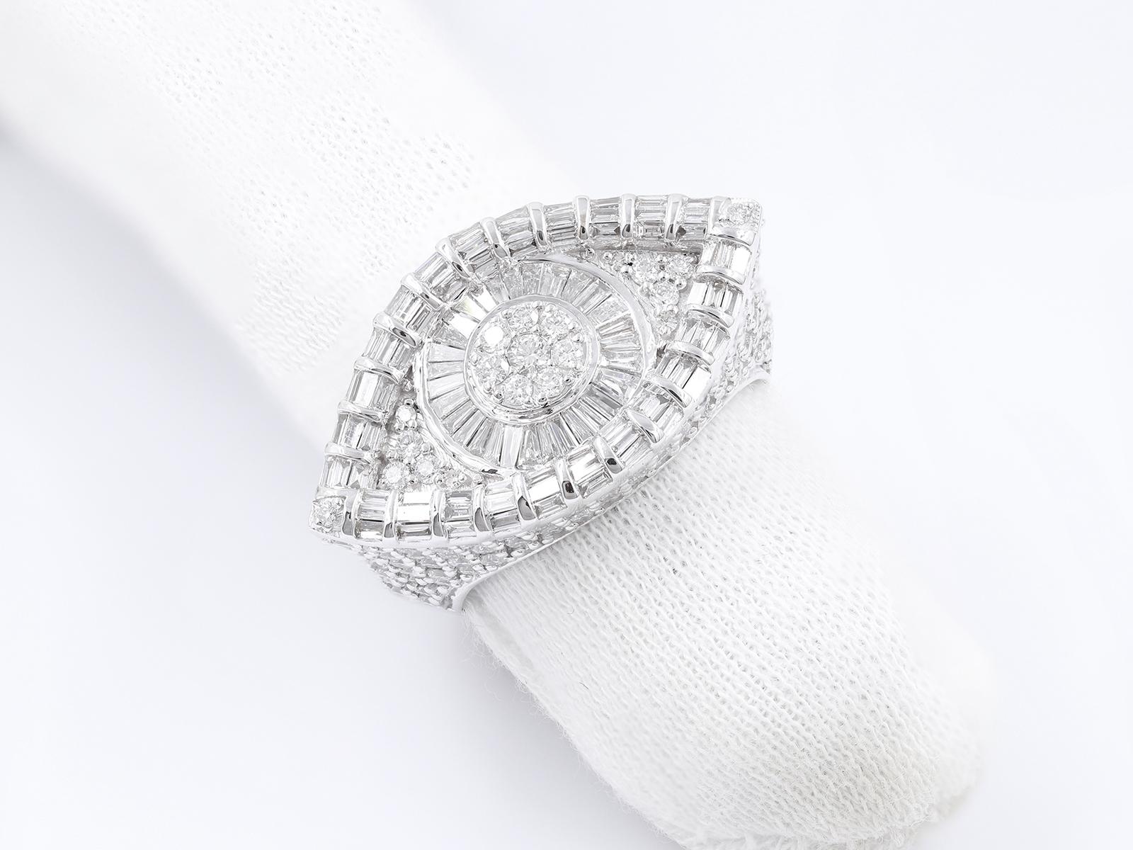 18KT Weißgold Baguette & runder Diamant Statement Ring im Angebot 2