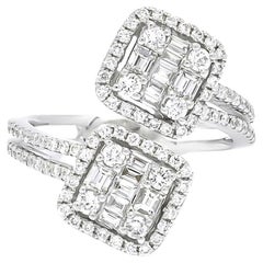 Bague bypass fantaisie en or blanc 18 carats avec 2 diamants ronds baguettes et halo en grappe