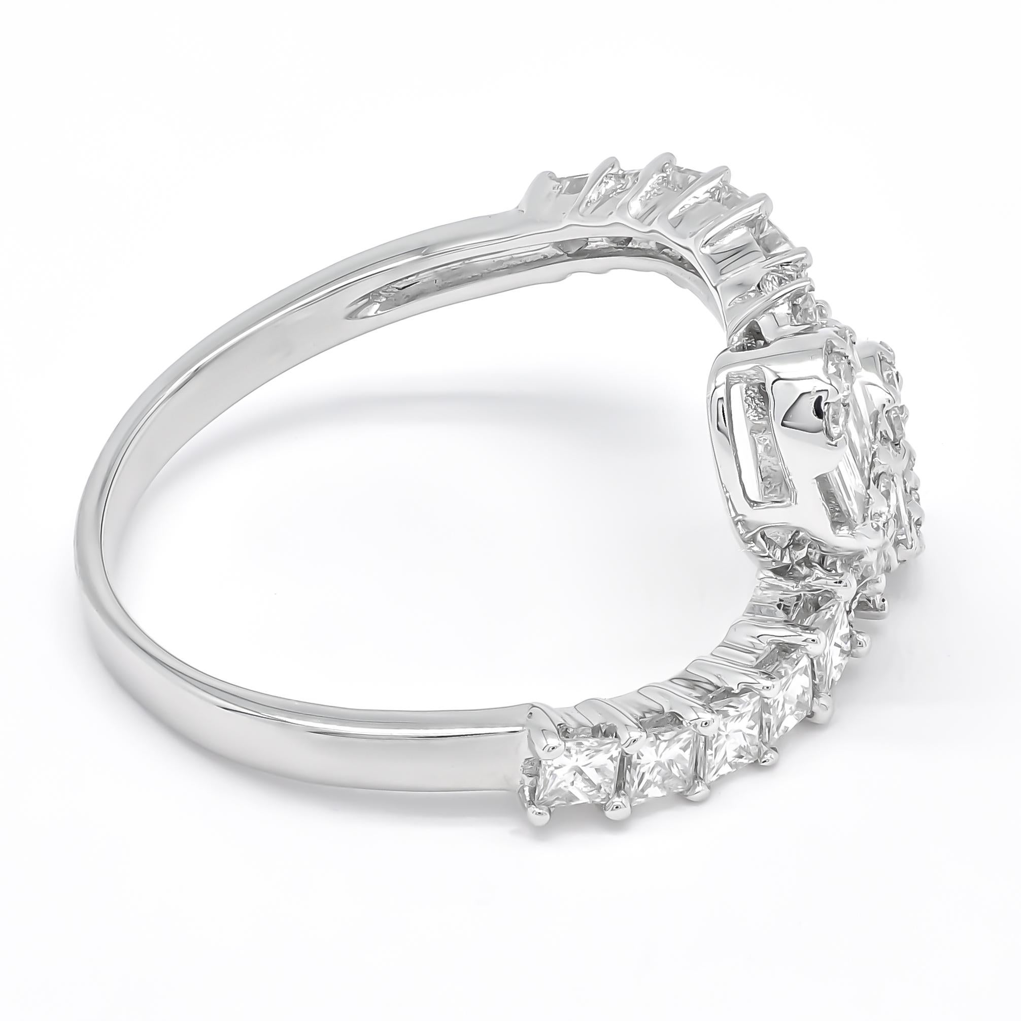 Natural Diamond 18 Karat White Gold Cluster Statement Designer Shank Ring In New Condition For Sale In Antwerpen, BE