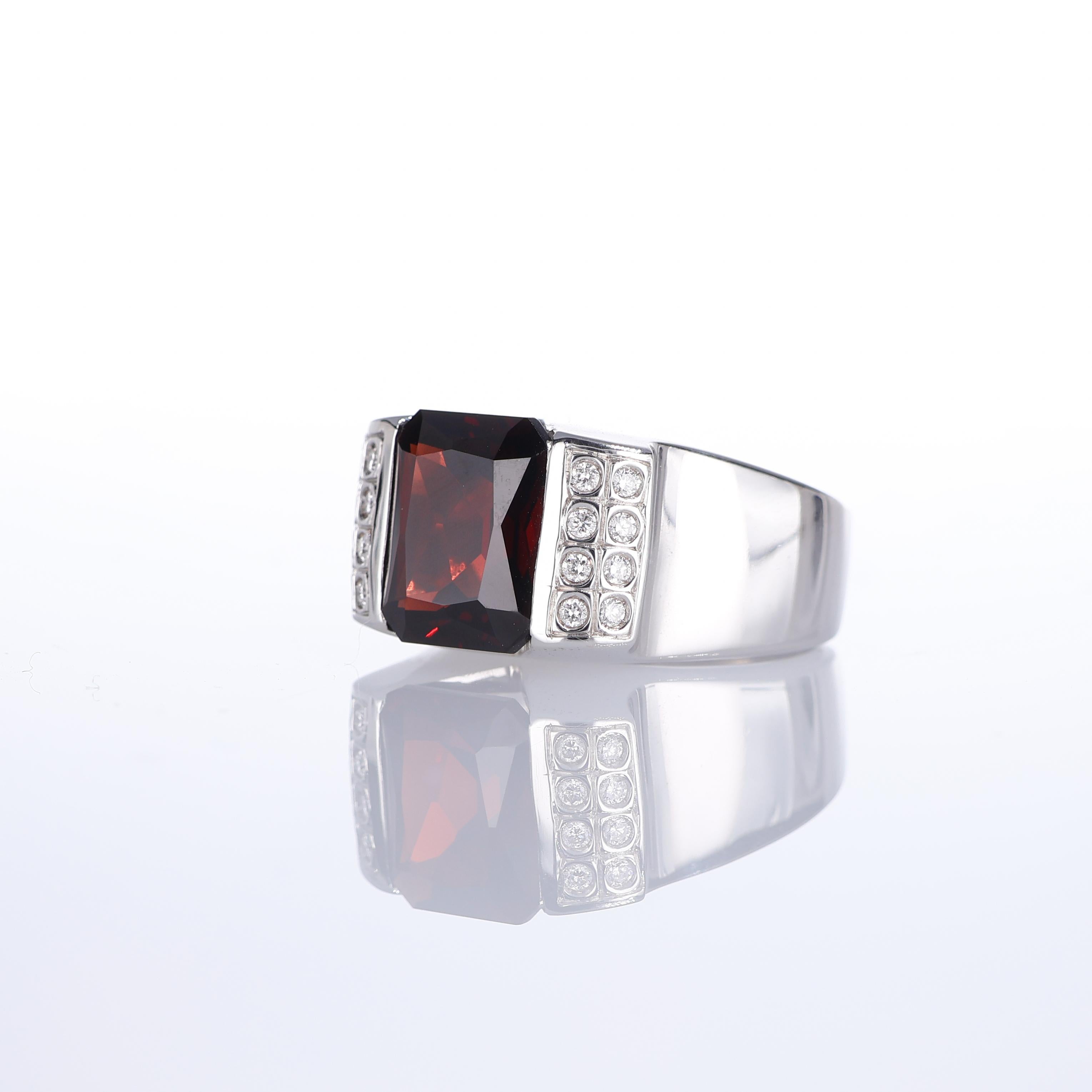 18kt White Gold Band Ring with Rectangular Garnet and Diamond Accents In New Condition For Sale In Bergamo, BG