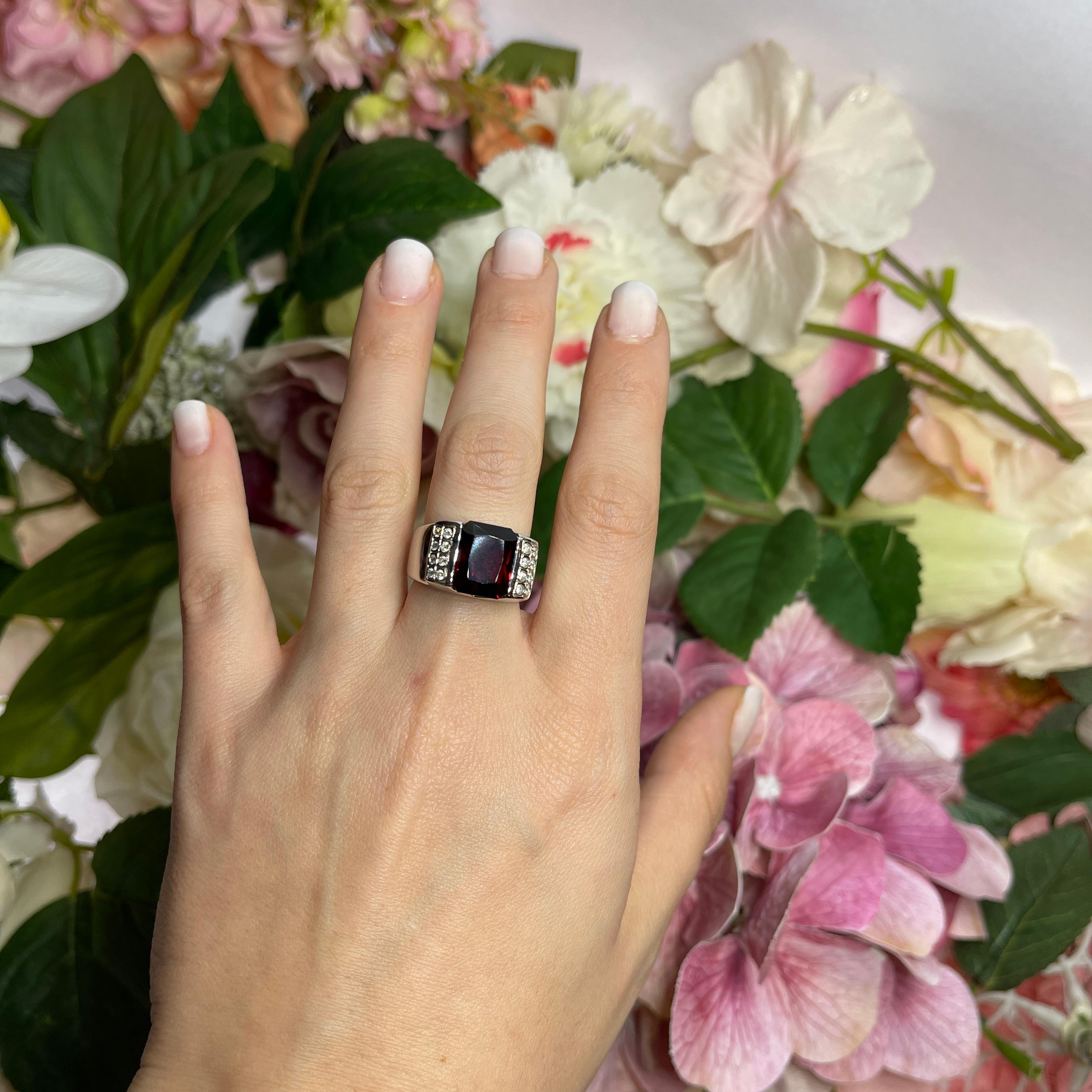 18kt White Gold Band Ring with Rectangular Garnet and Diamond Accents For Sale 1