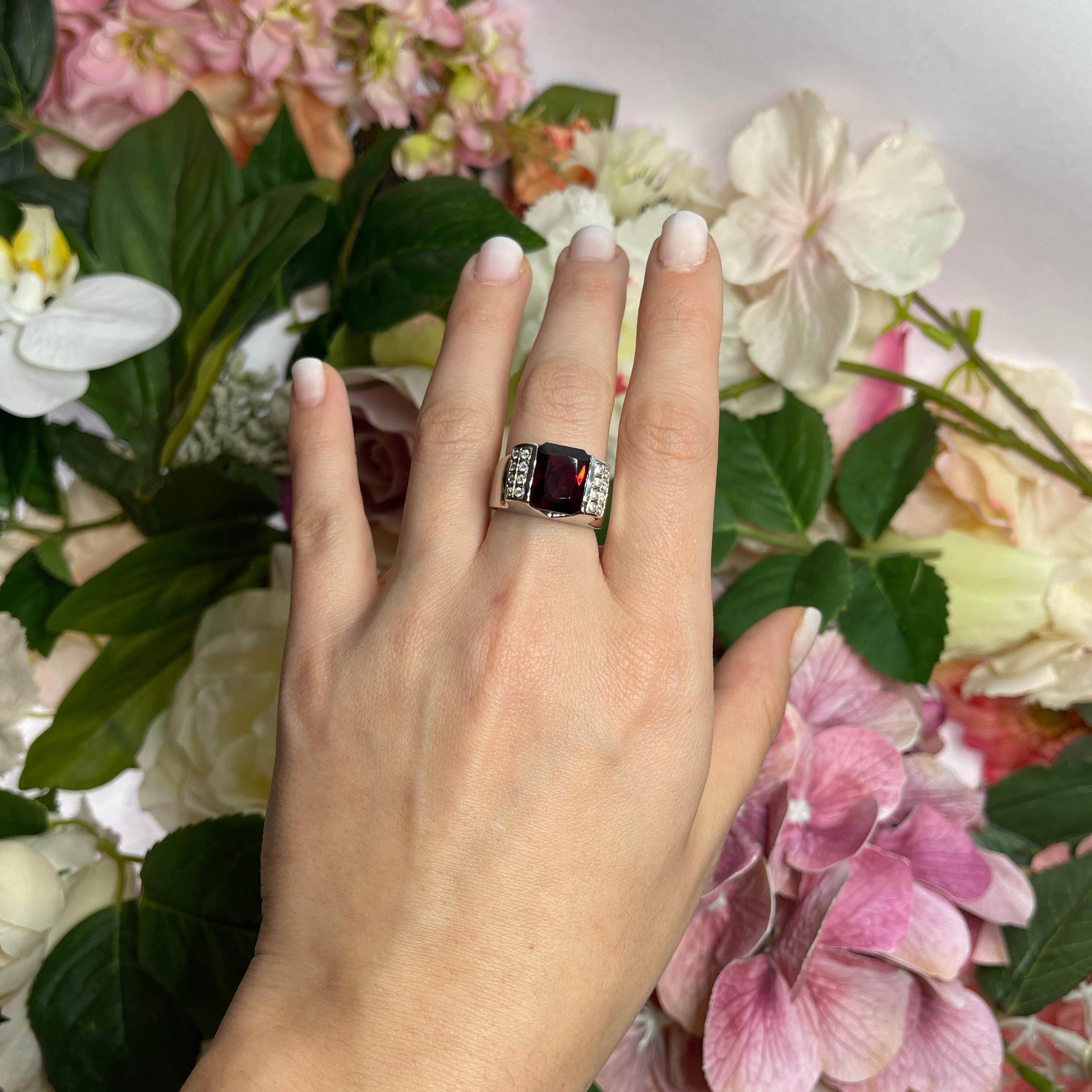 18kt White Gold Band Ring with Rectangular Garnet and Diamond Accents For Sale 2