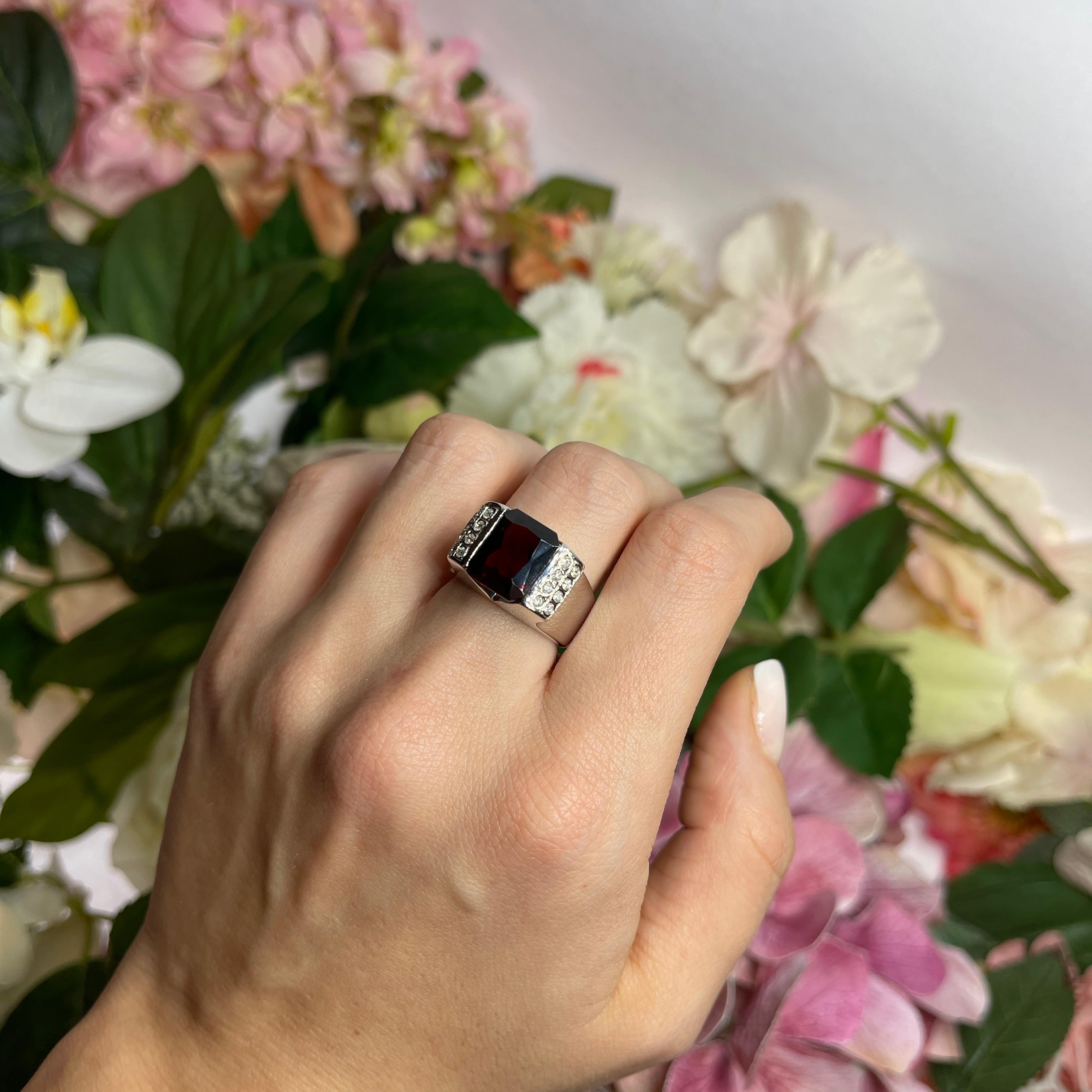 18kt White Gold Band Ring with Rectangular Garnet and Diamond Accents For Sale 3