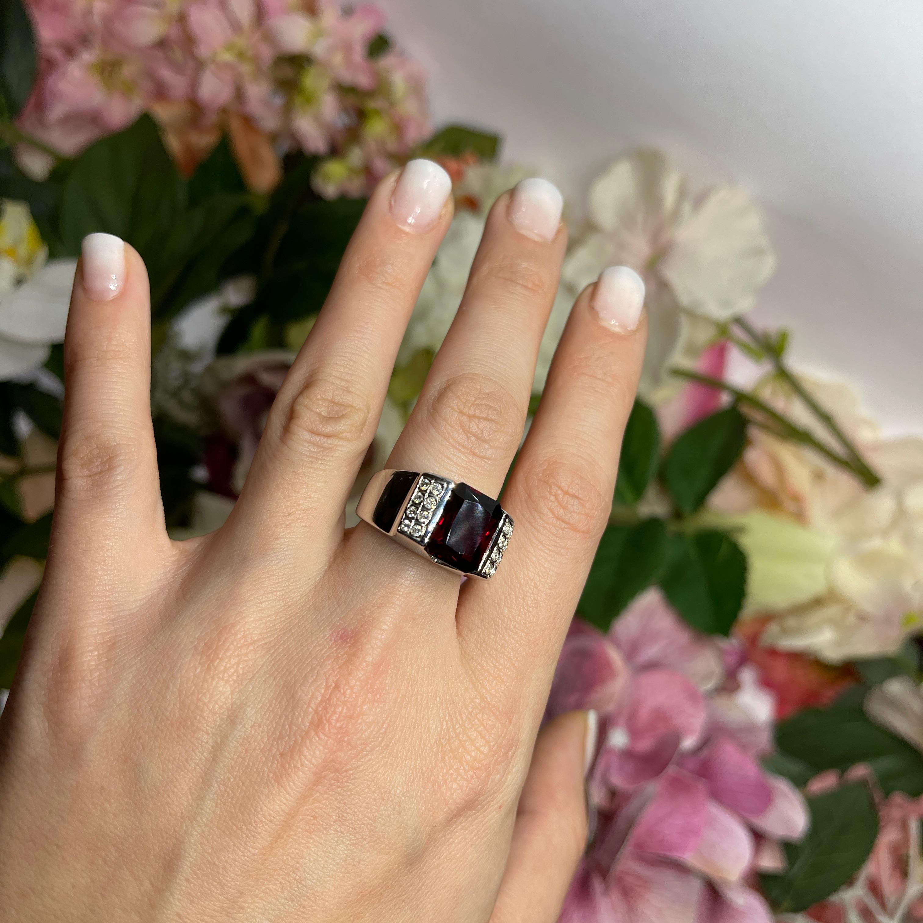 18kt White Gold Band Ring with Rectangular Garnet and Diamond Accents For Sale 4