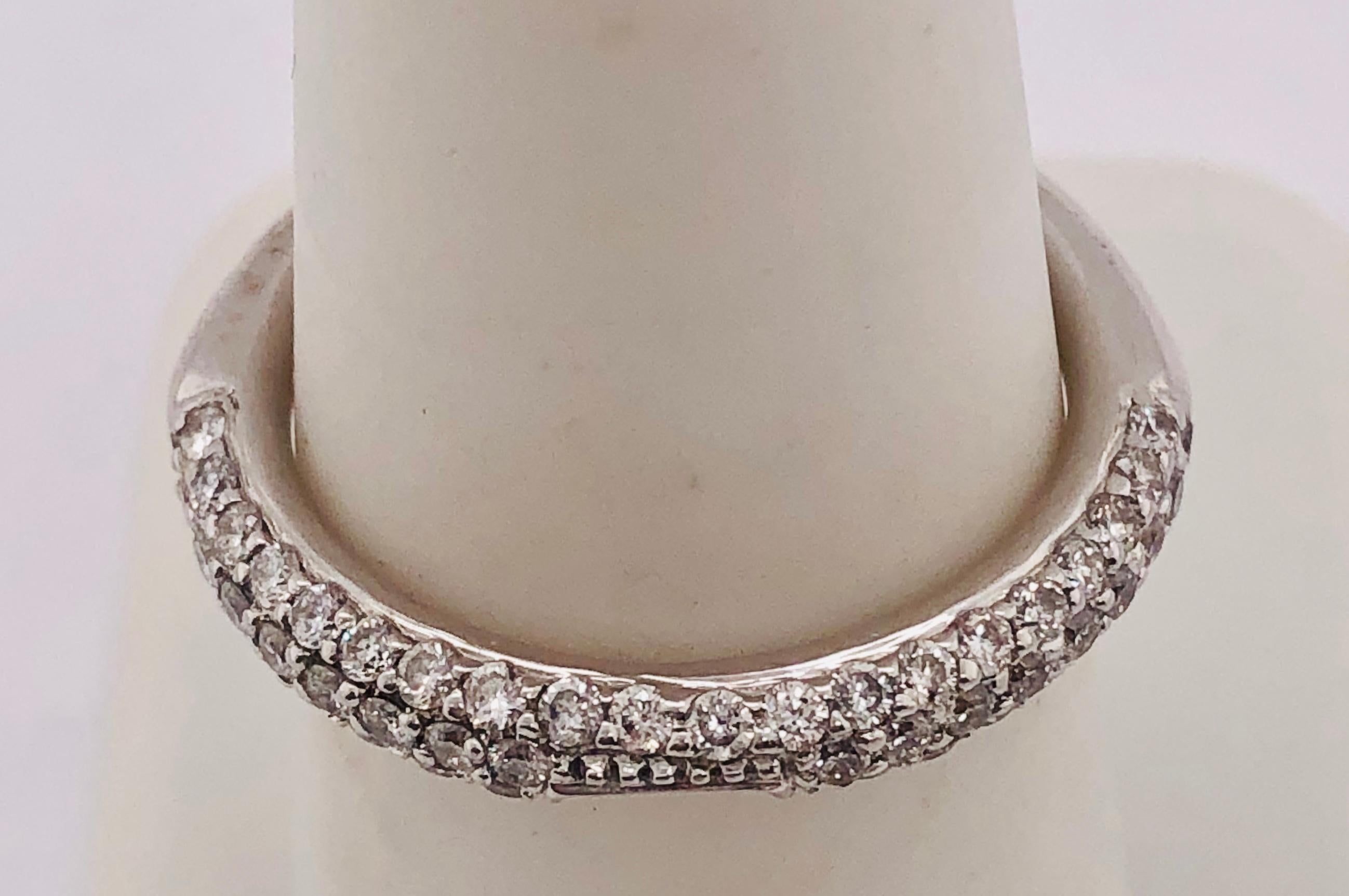 18Kt White Gold Band Ring with Diamonds
Size 7 with 4.19 grams total weight