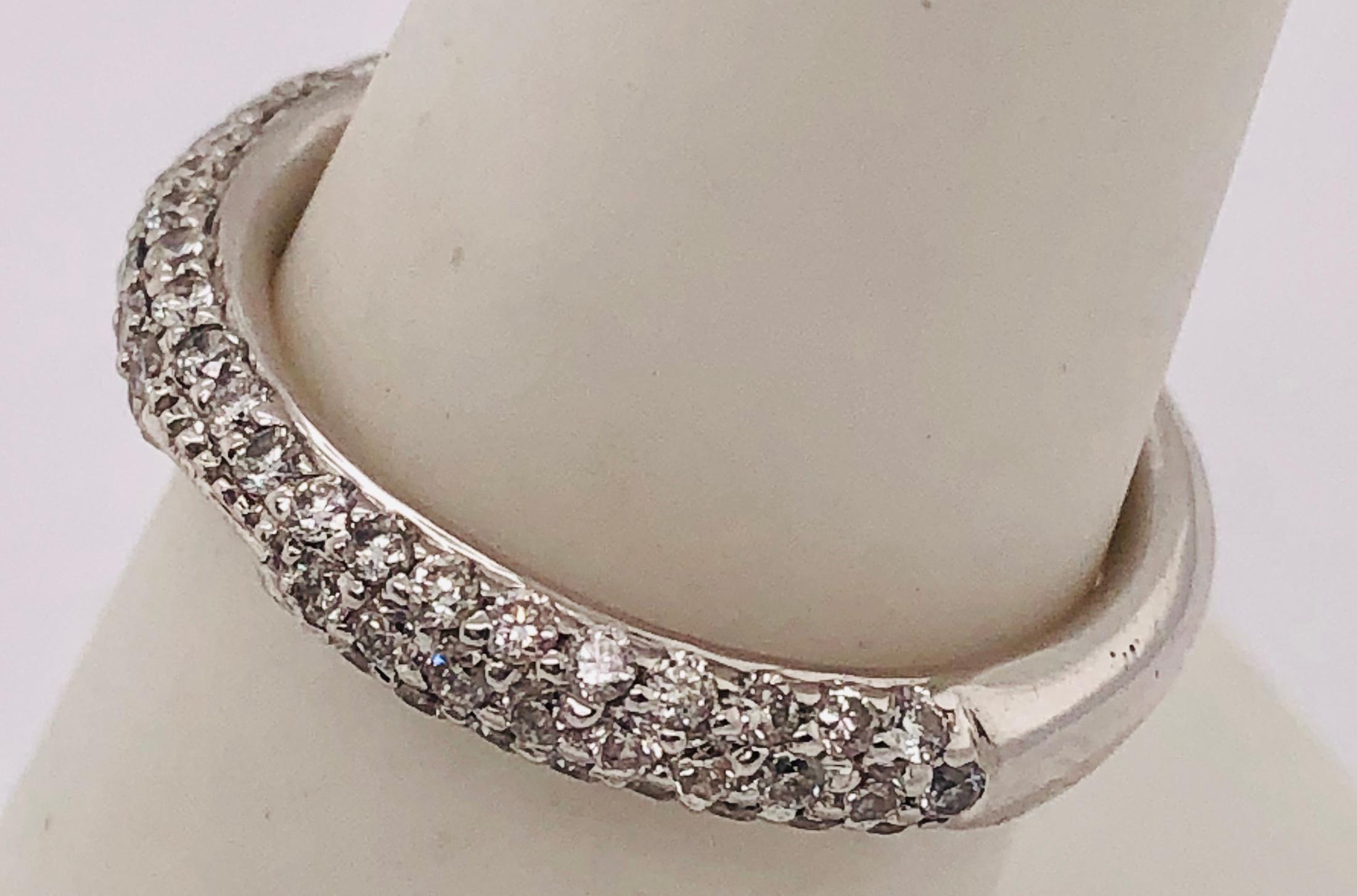 18 Karat White Gold Band Wedding Bridal Ring with Diamonds In Good Condition For Sale In Stamford, CT