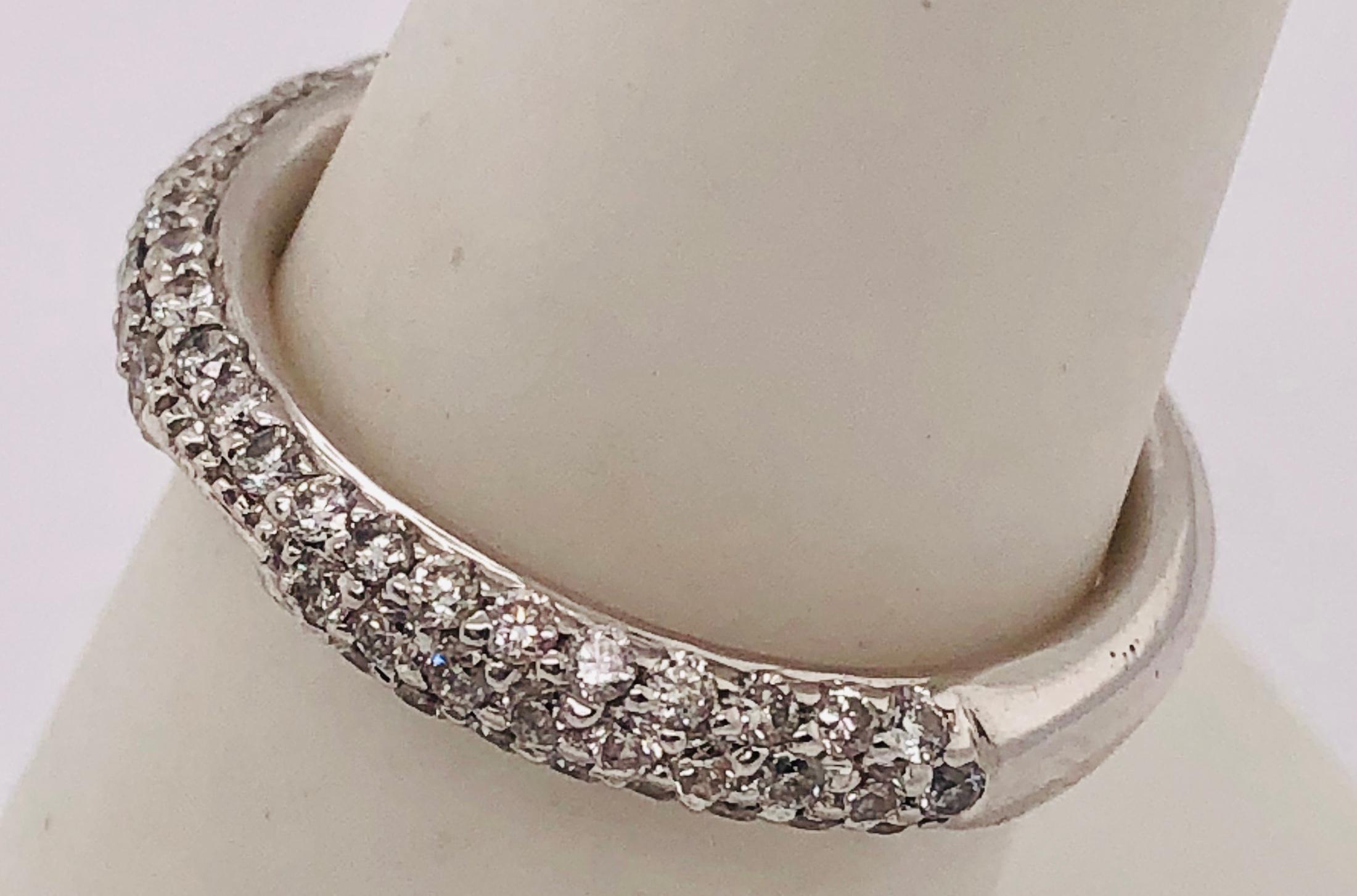 18 Karat White Gold Band Wedding Bridal Ring with Diamonds In Good Condition For Sale In Manhasset, NY