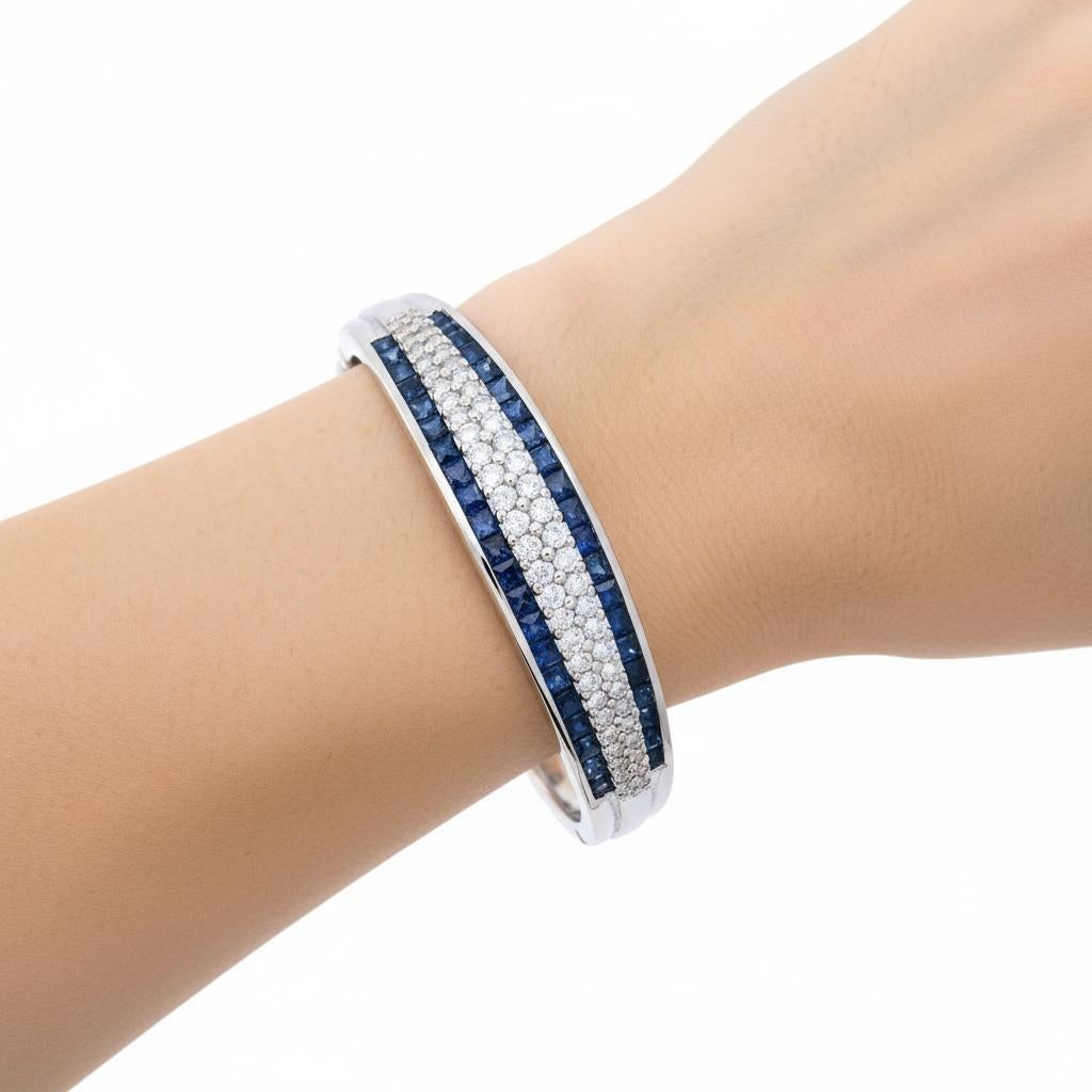 Questo squisito bracciale bangle è sapientemente realizzato in lucente oro bianco 18 carati e incastonato con un pavé di diamanti graduati a taglio rotondo per un totale di circa 2,25 carati di colore F-G e purezza VS, che creano un brillante