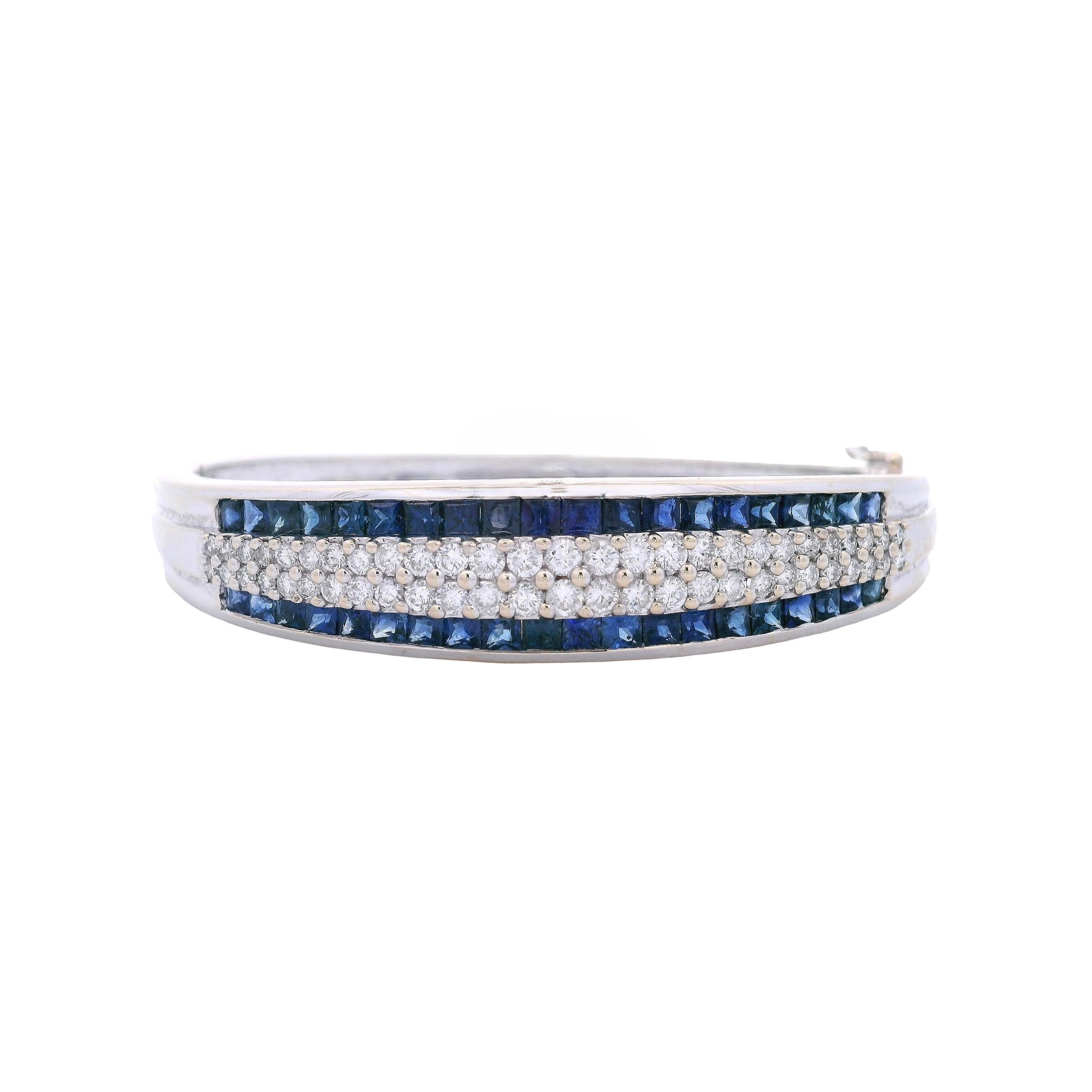 Taglio francese Bracciale Bangle in oro bianco 18kt con zaffiri blu e diamanti 7,05 CTW in vendita