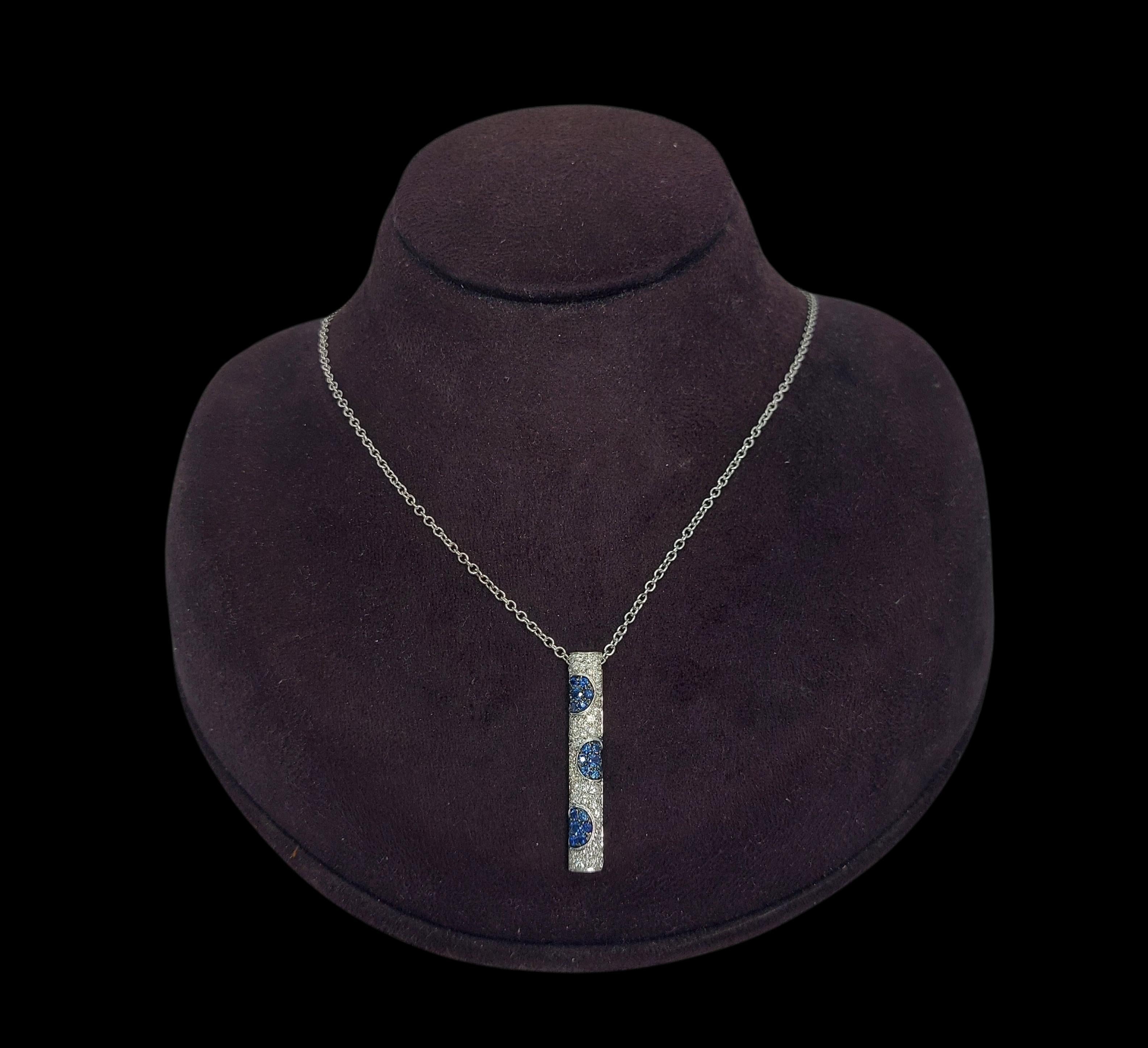 18kt White Gold Bar Necklace With 1ct Diamonds and 0.57ct Sapphires   In New Condition For Sale In Antwerp, BE