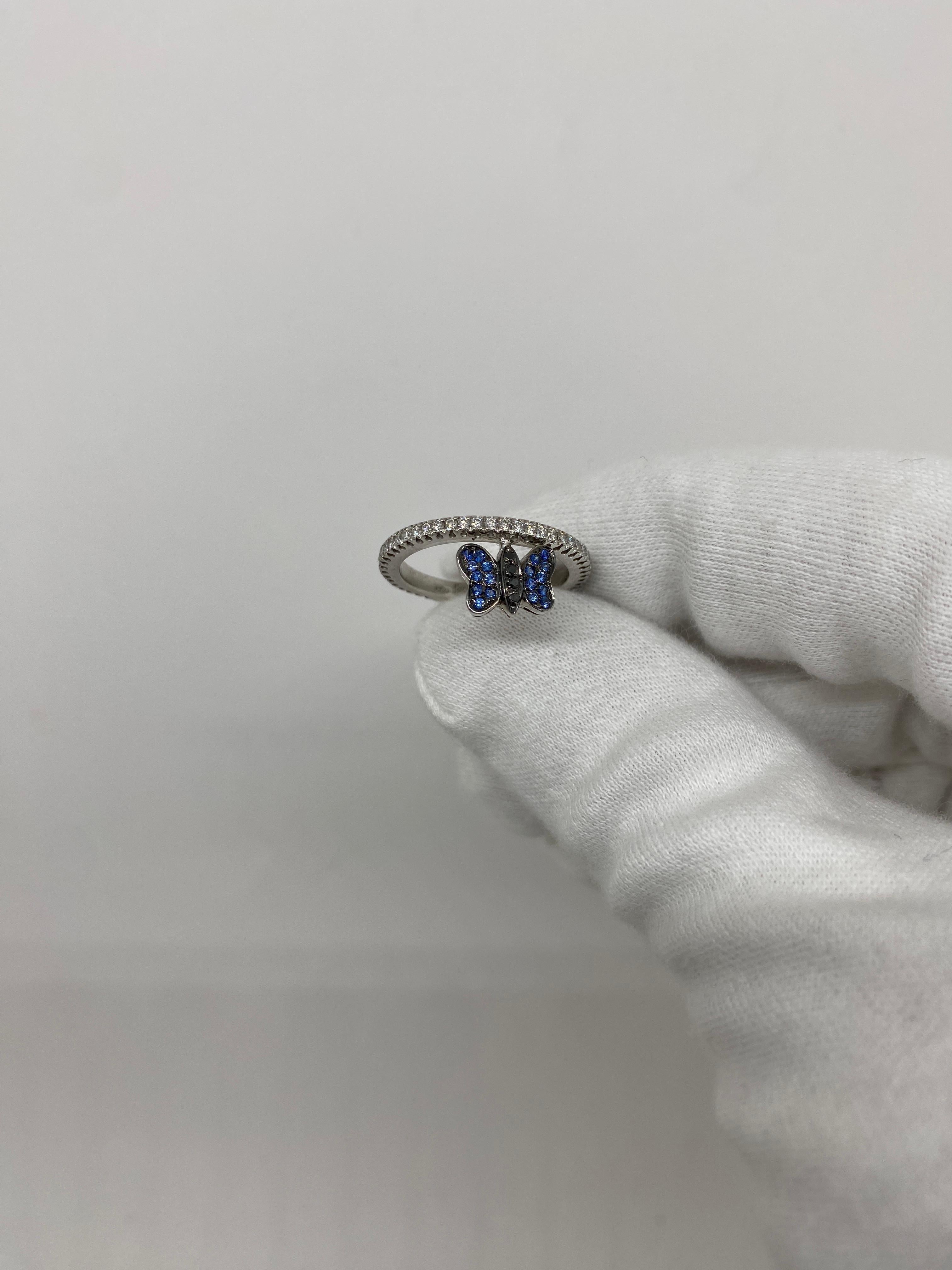 Ring aus 18-karätigem Weißgold mit weißen Diamanten im Brillantschliff (ct. 0,38), blauen Saphiren (ct. 0,10) und schwarzen Diamanten (ct. 0,10) 

Willkommen in unserer Schmuckkollektion, in der jedes Stück eine Geschichte von zeitloser Eleganz und
