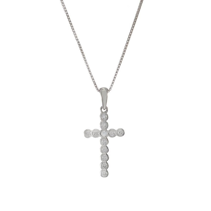 Ce pendentif en or blanc 18KT serti de diamants est une pièce raffinée présentant un total de 0,15CT-TW G color VS1-VS2 clarity round brilliant cut diamonds. La lunette ajoute une touche élégante et moderne, sécurisant les diamants tout en leur