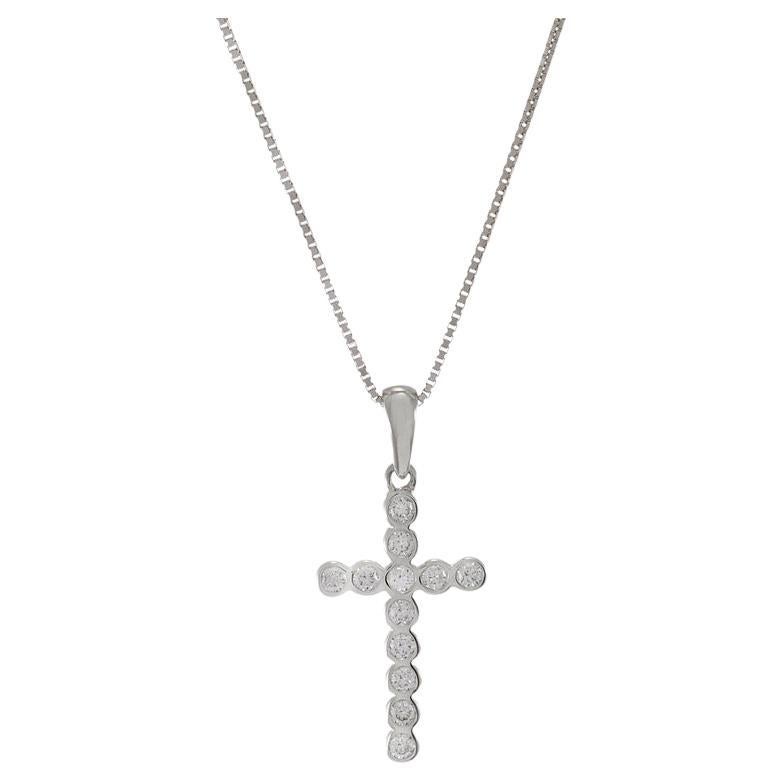 Pendentif croix en or blanc 18KT serti de diamants en vente