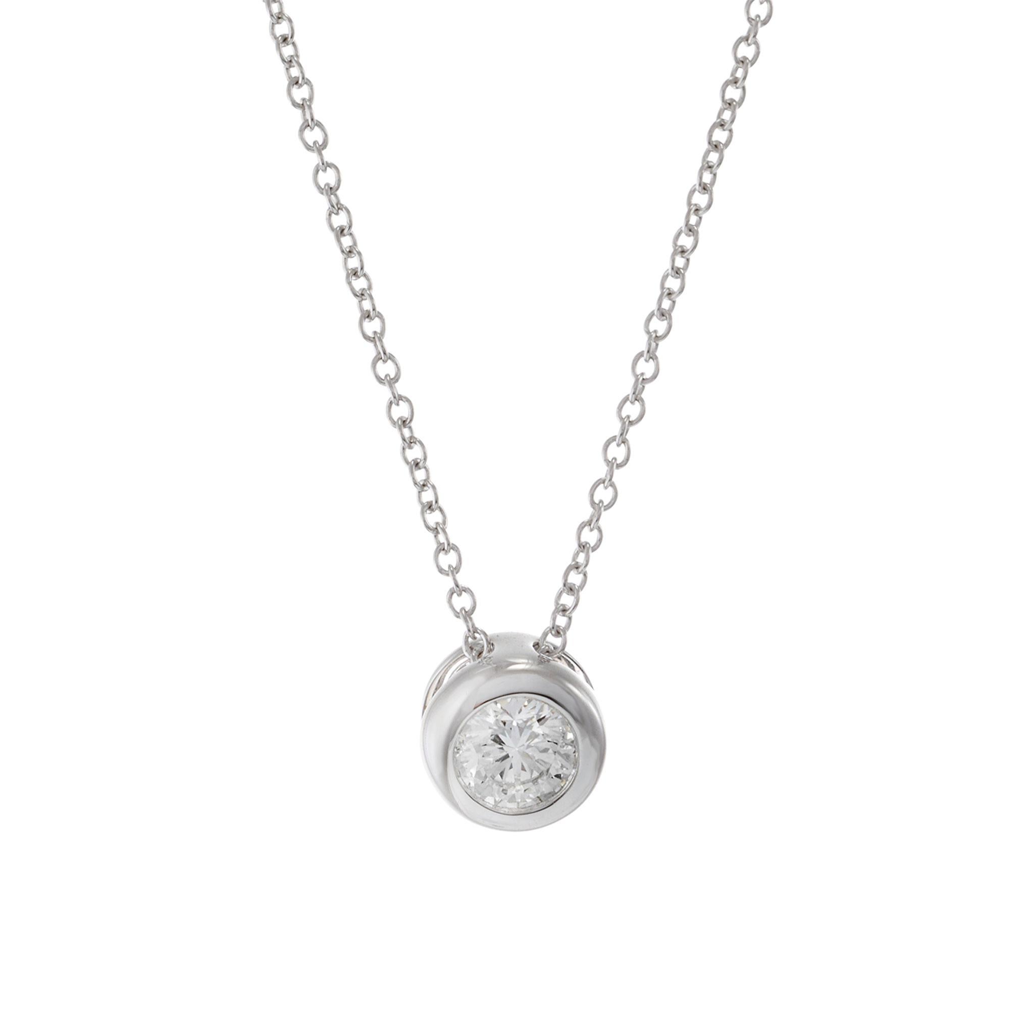 Ce pendentif exquis est orné d'un diamant rond de taille brillant de 0,25 carats G-VS2, élégamment serti dans un chaton en or blanc 18 carats. Le design intemporel est complété par une chaîne de câble de 18 pouces en or blanc 14KT, ajoutant une