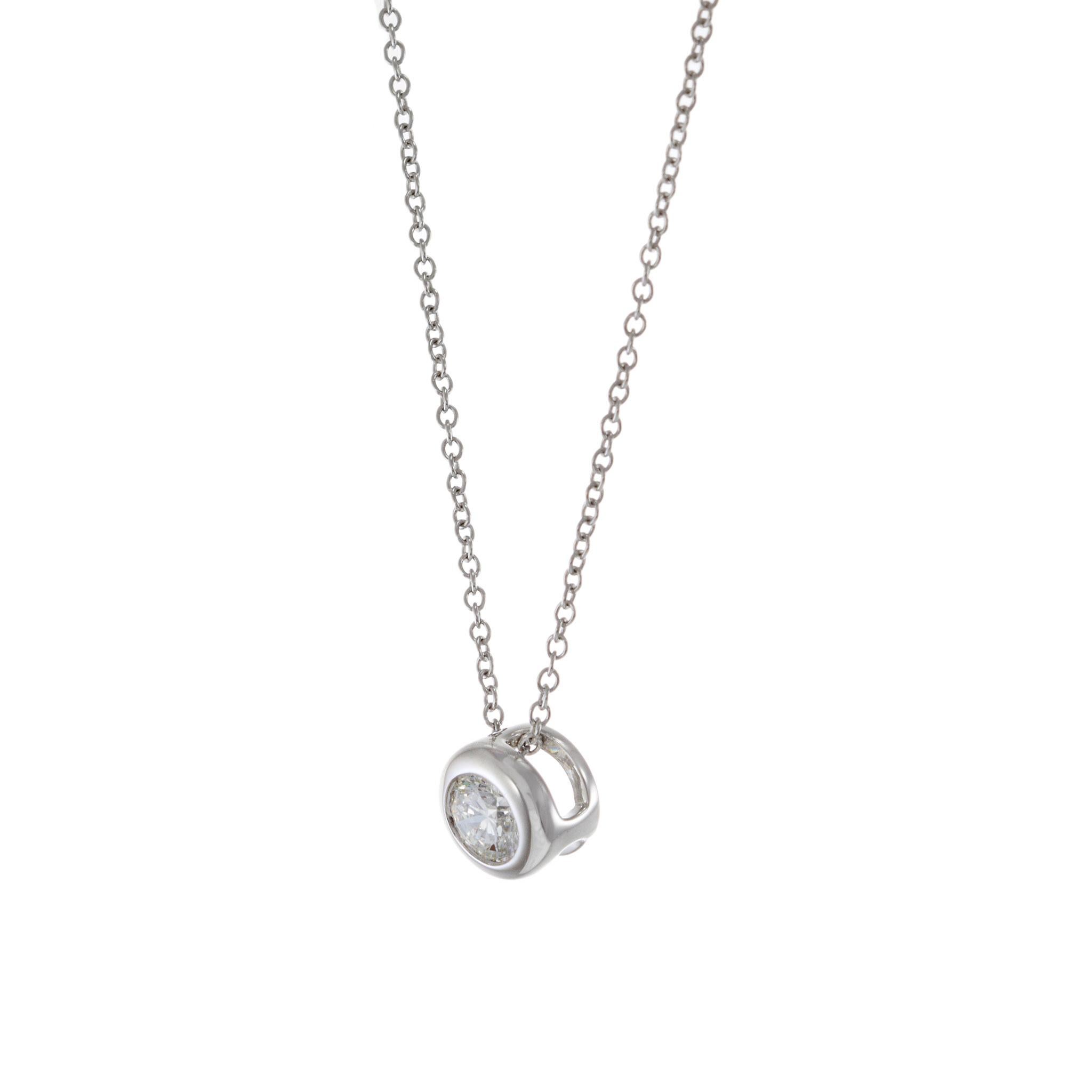 Moderne Pendentif en or blanc 18KT serti d'un chaton et d'un diamant rond taillé en brillant en vente