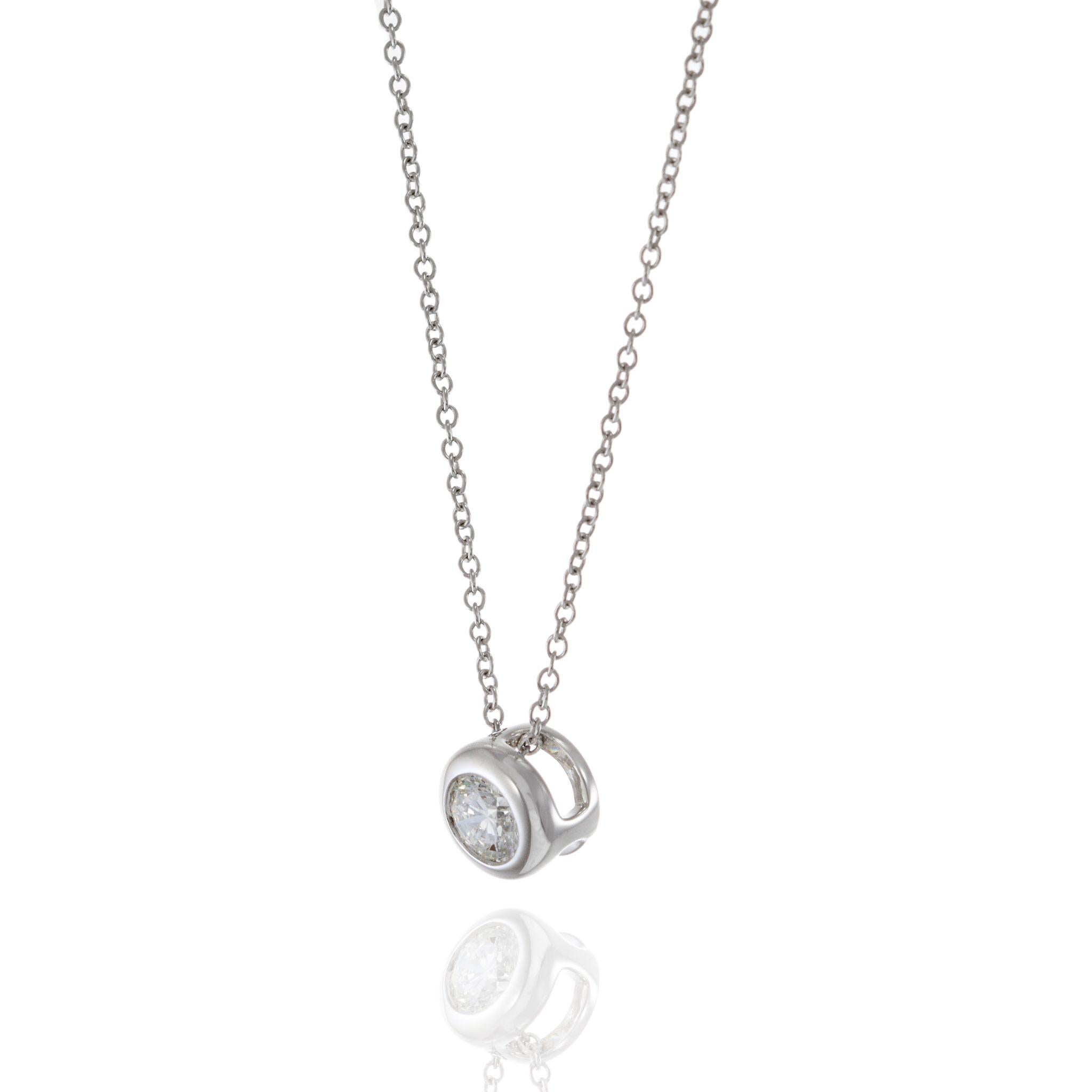 Taille ronde Pendentif en or blanc 18KT serti d'un chaton et d'un diamant rond taillé en brillant en vente