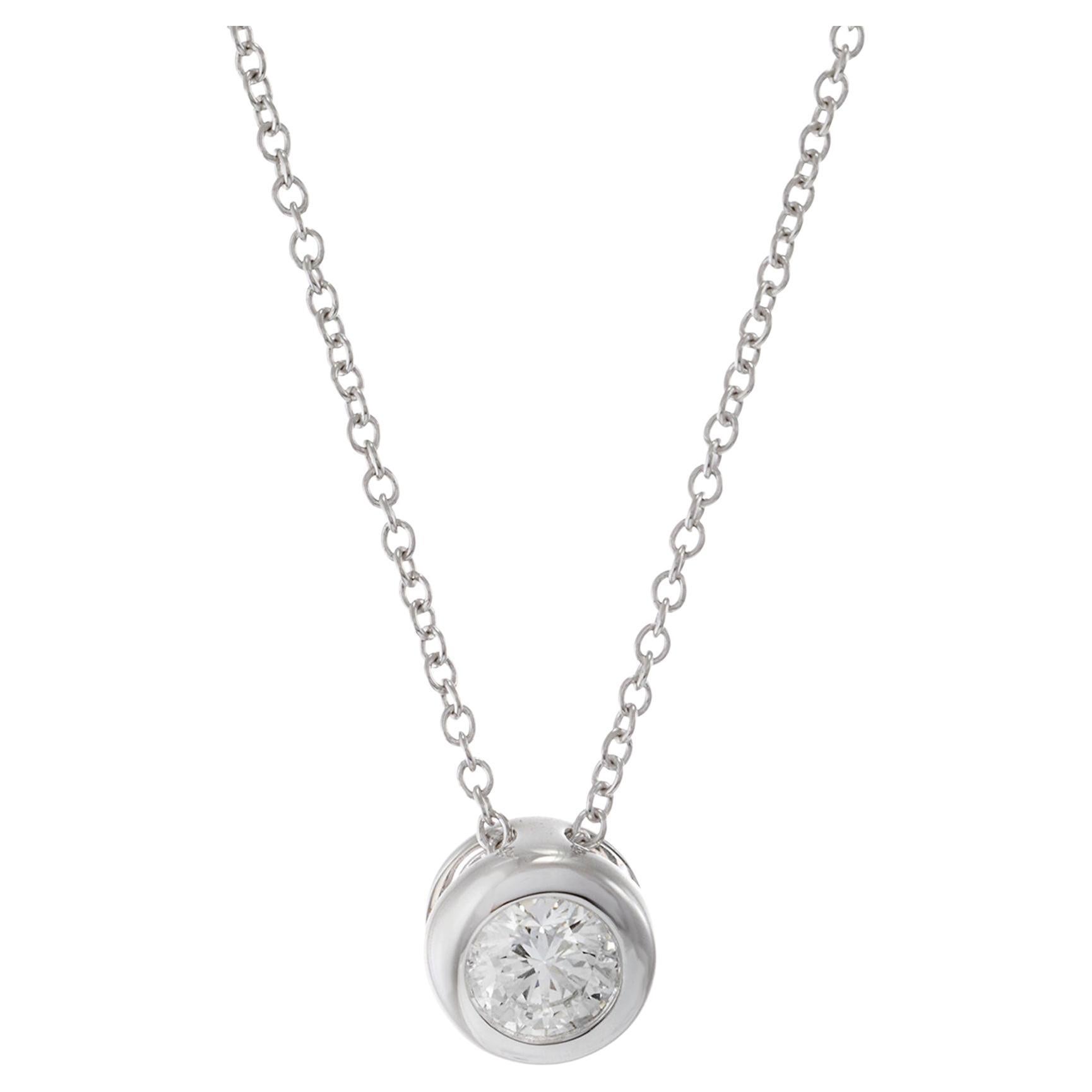 Colgante de diamantes redondos talla brillante engastados en bisel de oro blanco de 18 quilates