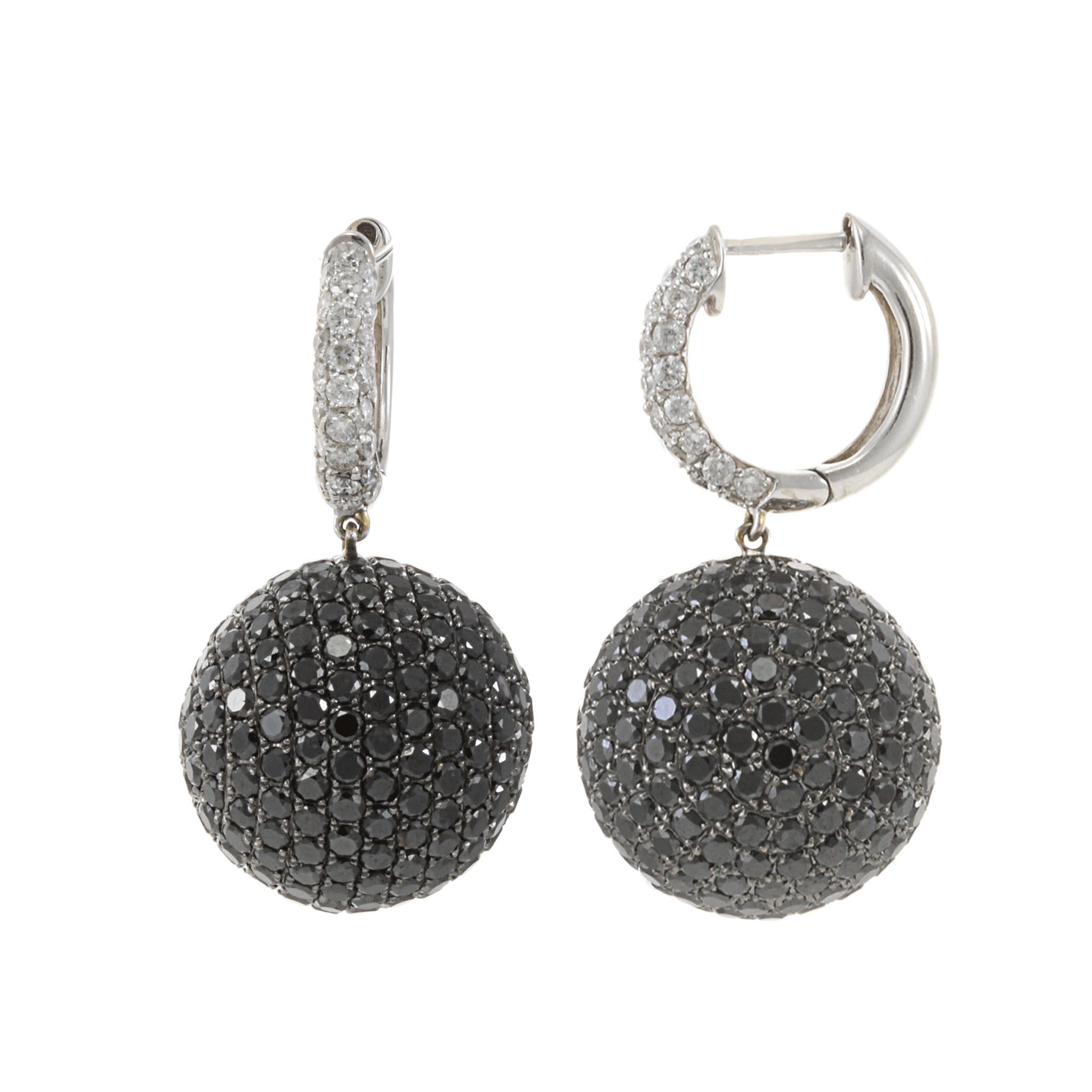 Taille ronde Boucles d'oreilles Ball and Ball Ball en or blanc 18KT avec diamants noirs et blancs en vente