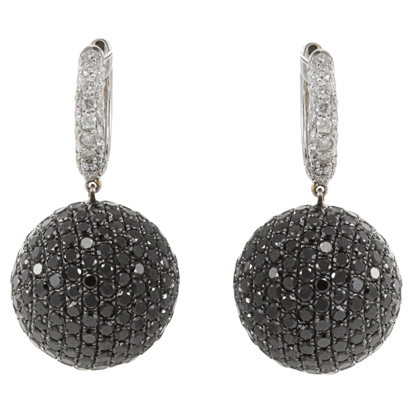 Boucles d'oreilles Ball and Ball Ball en or blanc 18KT avec diamants noirs et blancs en vente