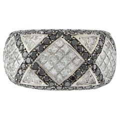 Anillo de oro blanco de 18 quilates con diamantes blancos y negros
