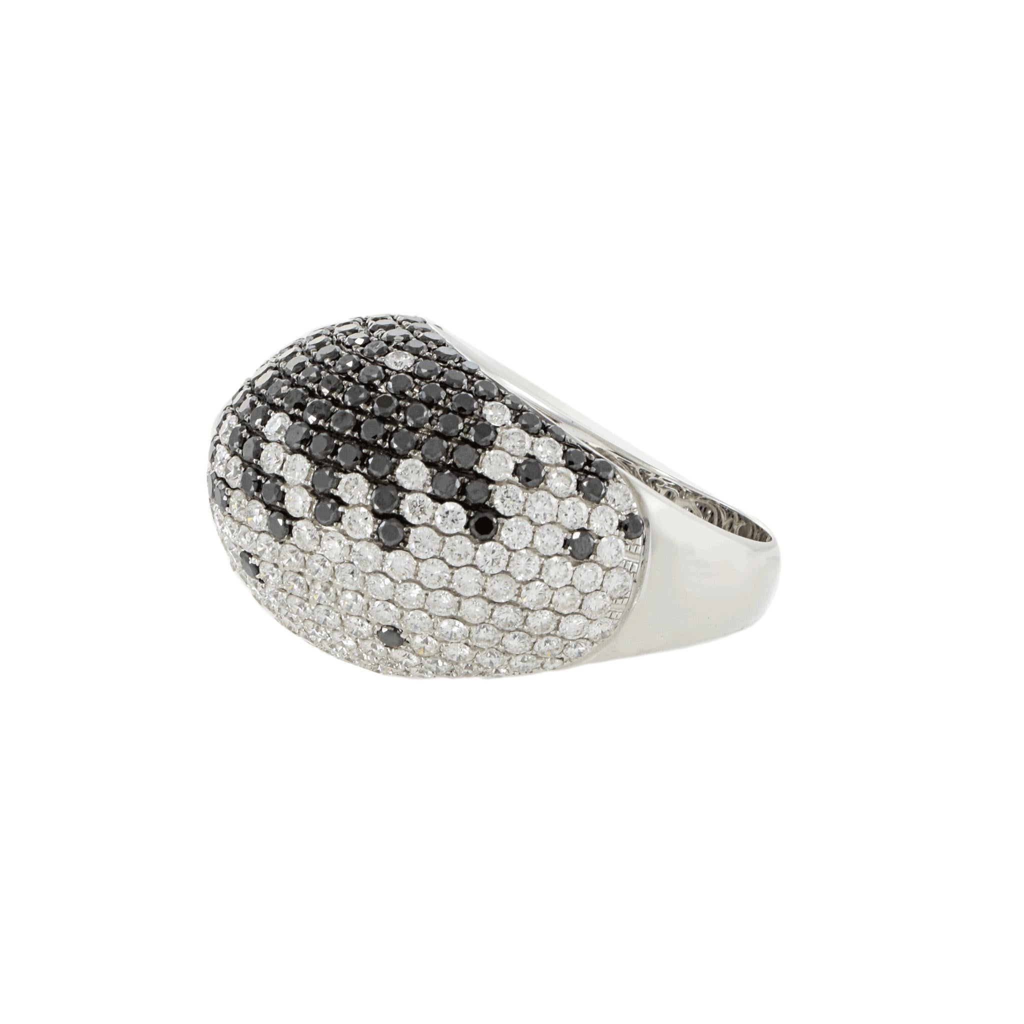 Questo anello contemporaneo è realizzato in oro bianco 18 carati. Presenta un'impressionante serie di diamanti neri rotondi, per un totale di 5,02 carati, completati da diamanti bianchi rotondi (grado di colore G).

L'intricato motivo crea un