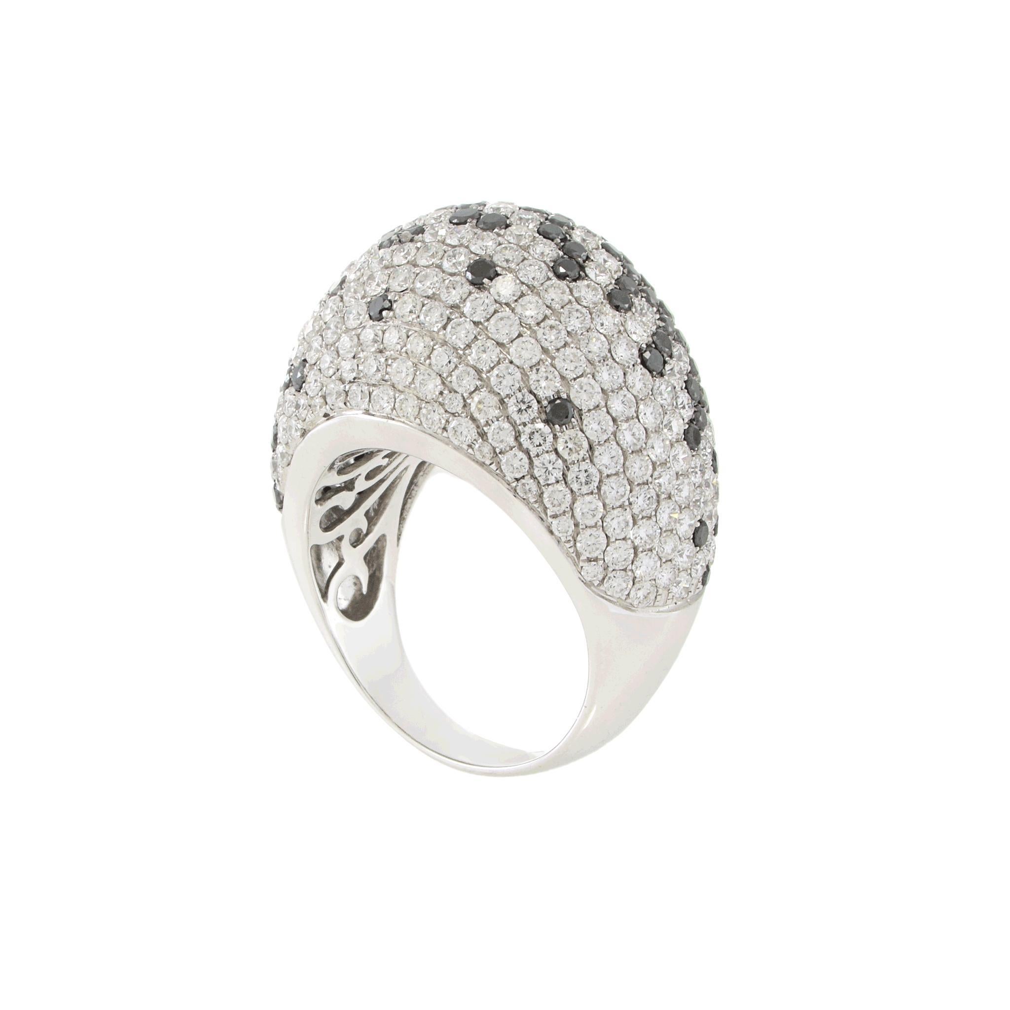 Taglio rotondo Anello a cupola con diamanti bianchi e neri in oro bianco 18KT in vendita