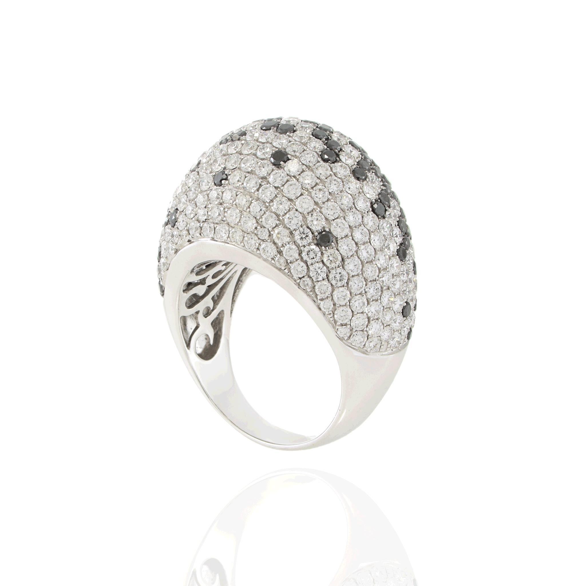 Anello a cupola con diamanti bianchi e neri in oro bianco 18KT In condizioni Nuovo in vendita a New York, NY