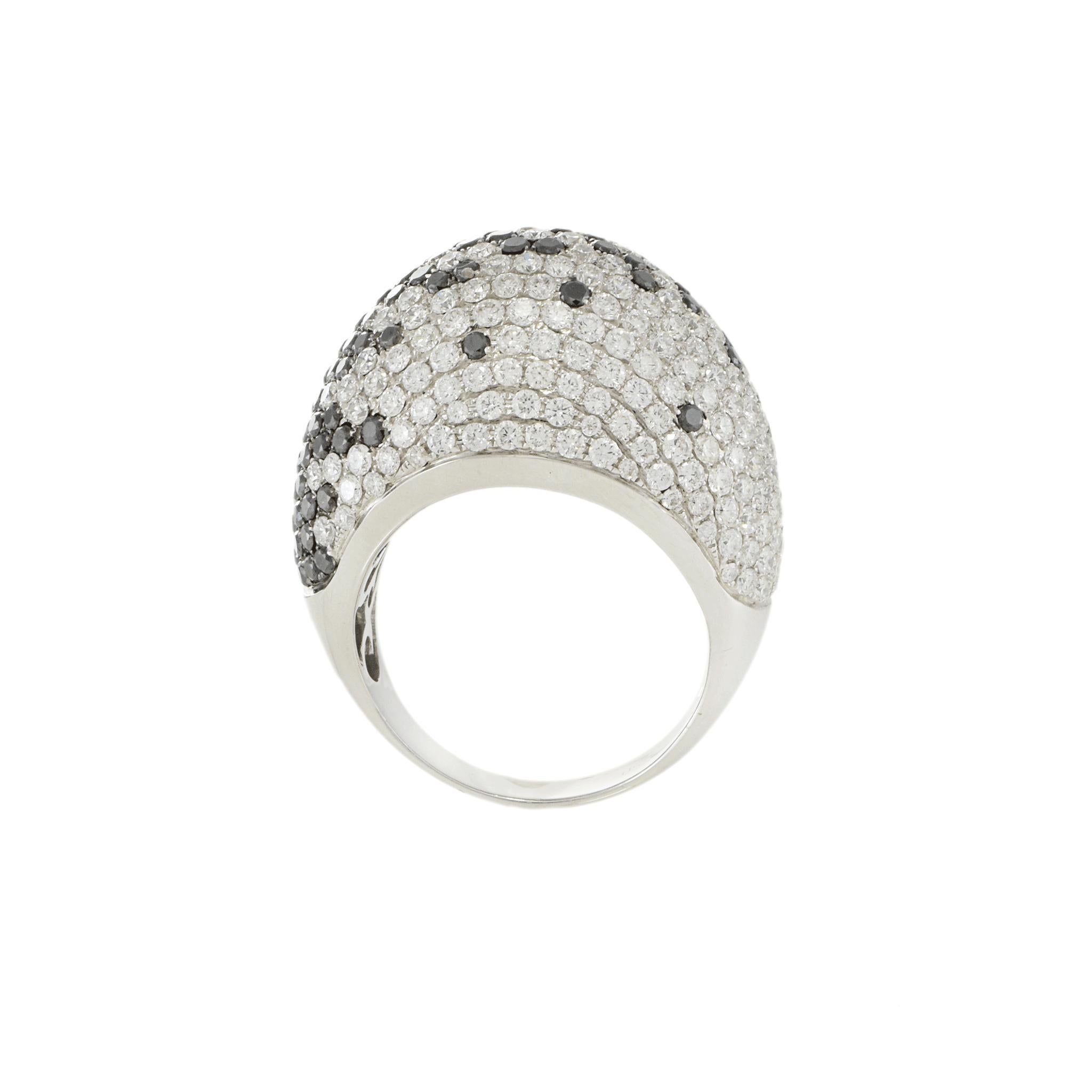 Donna Anello a cupola con diamanti bianchi e neri in oro bianco 18KT in vendita