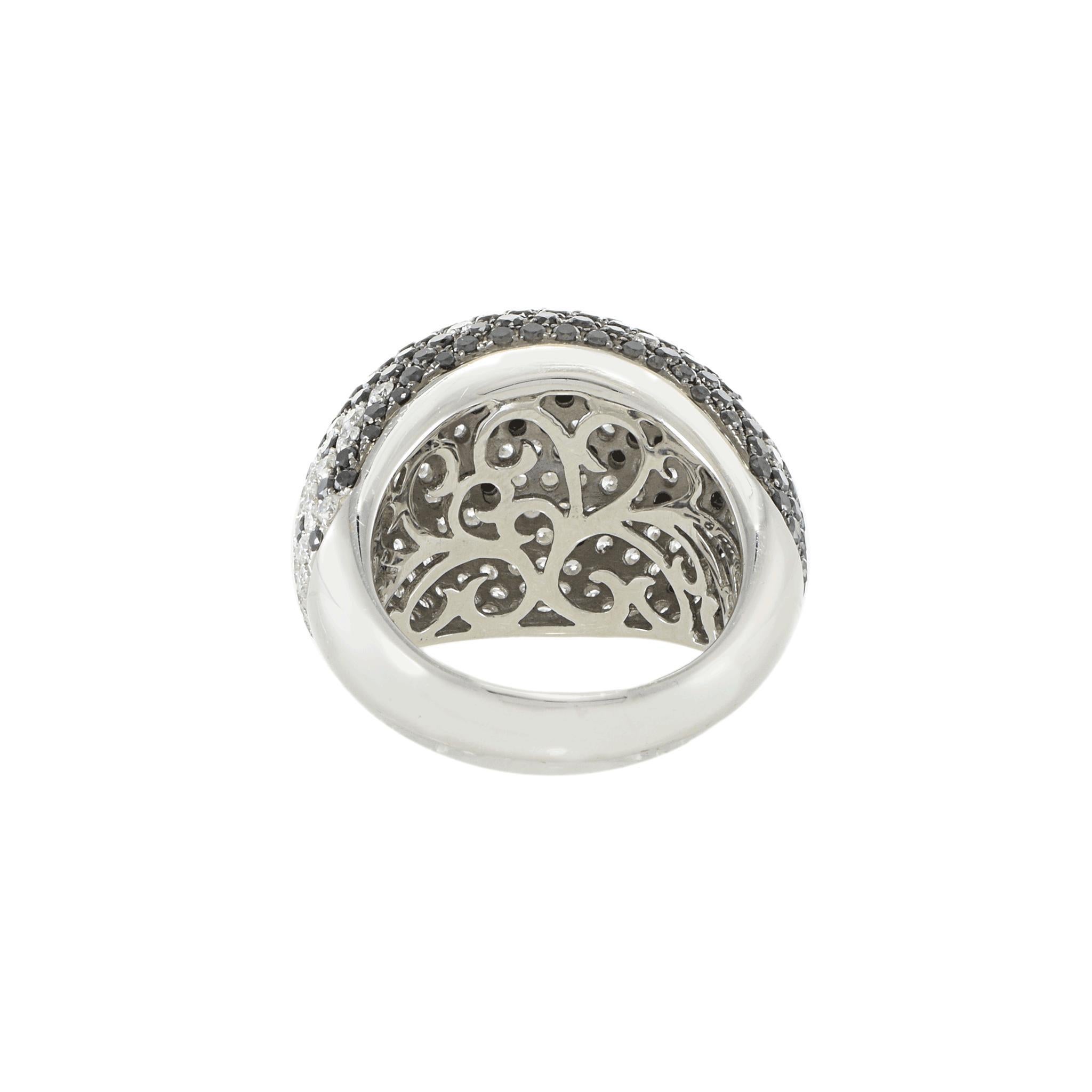 Anello a cupola con diamanti bianchi e neri in oro bianco 18KT in vendita 1