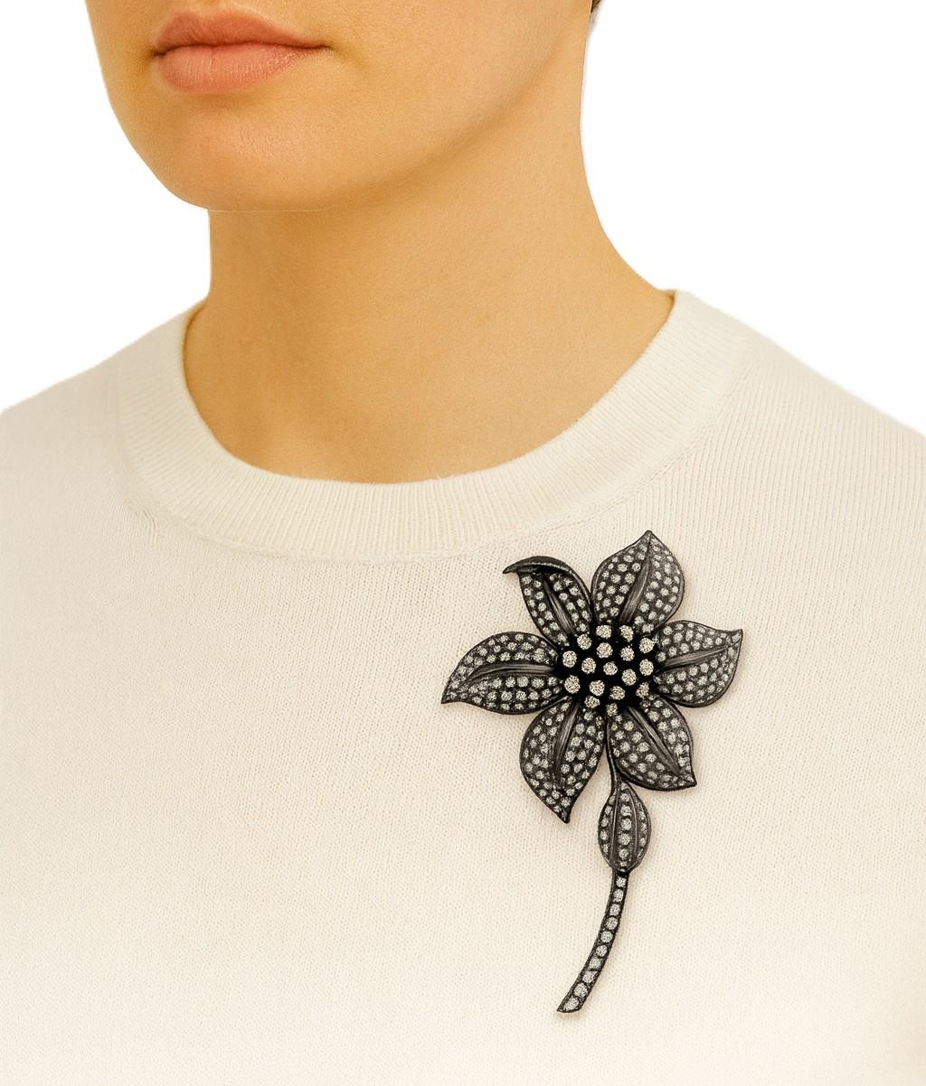 Round Cut 18kt White Gold Black Rhodium Diamond Flower Pin For Sale