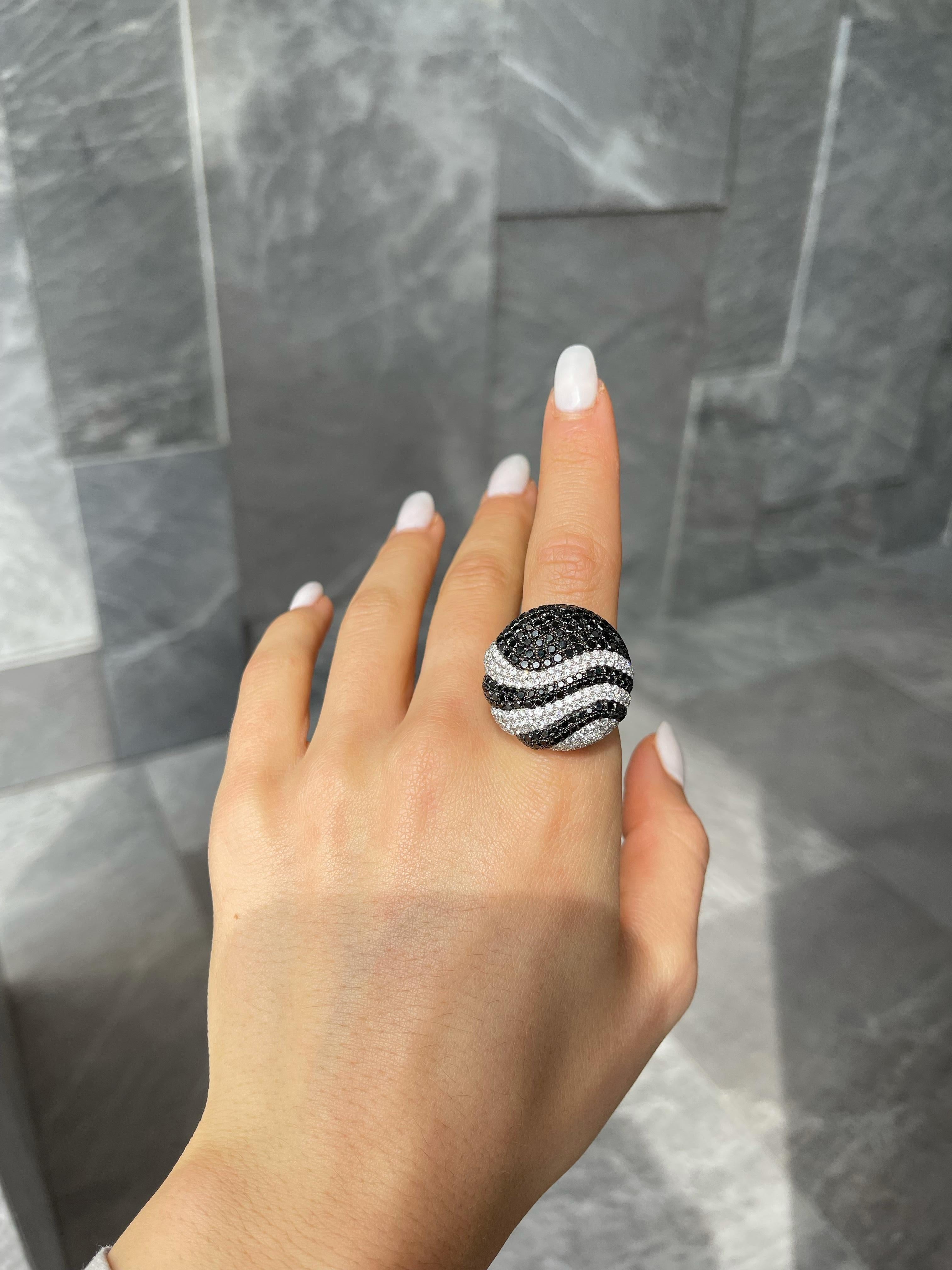 18kt White Gold Black & White Diamond Swirl Cocktail Ring In New Condition For Sale In Toronto, CA