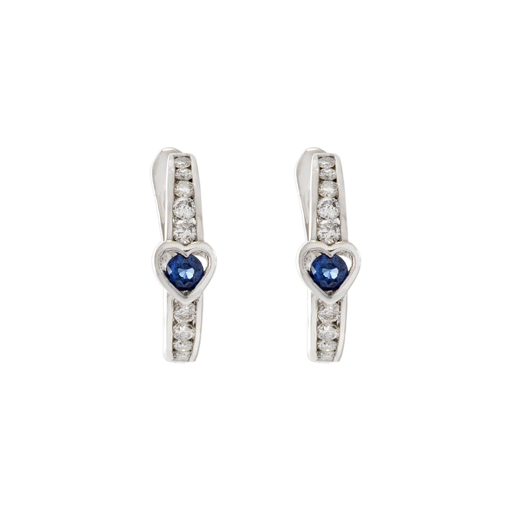 Incastonati in uno splendido oro bianco 18KT, questi orecchini huggie presentano oltre 0,50CT-TW di scintillanti diamanti rotondi a taglio brillante, bilanciati perfettamente da uno zaffiro a taglio rotondo da 0,29CT-TW incastonato a forma di cuore.