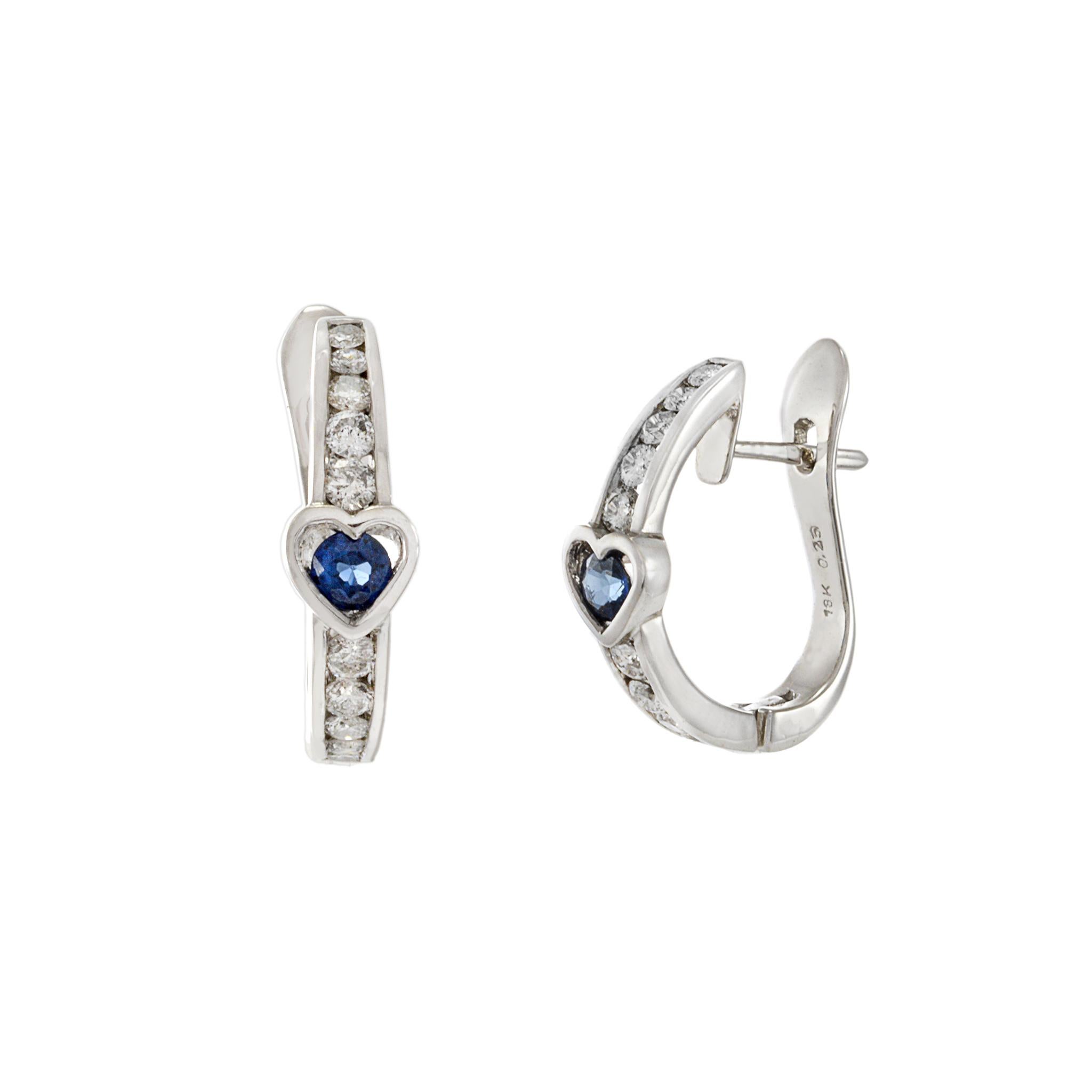 Taglio rotondo Orecchini Huggie in oro bianco 18KT con zaffiro blu e diamanti in vendita