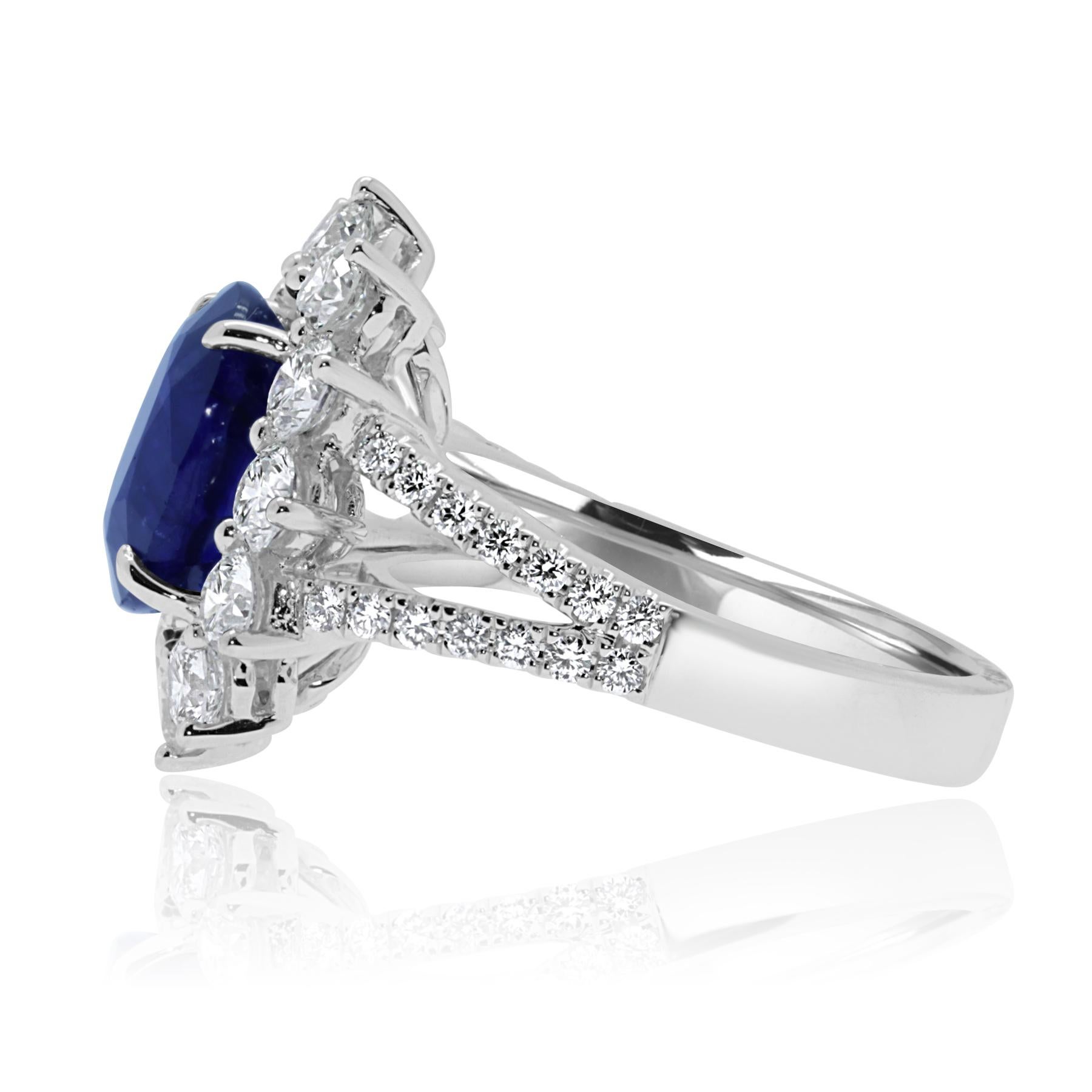 Contemporary 18 Karat White Gold Blue Sapphire Ring Set with Brilliant Cut Diamonds For Sale
