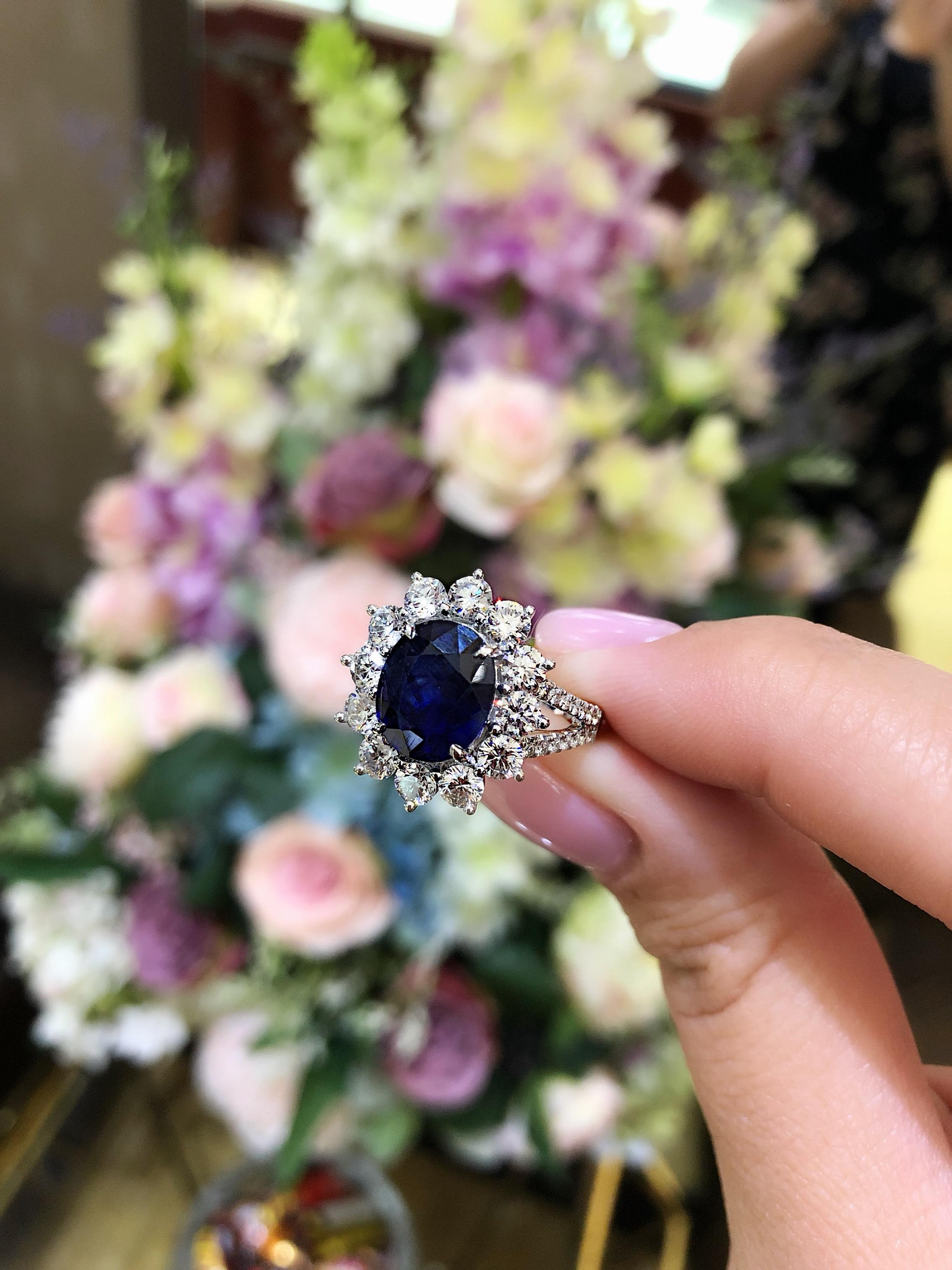 18 Karat White Gold Blue Sapphire Ring Set with Brilliant Cut Diamonds In New Condition For Sale In Antwerpen, BE