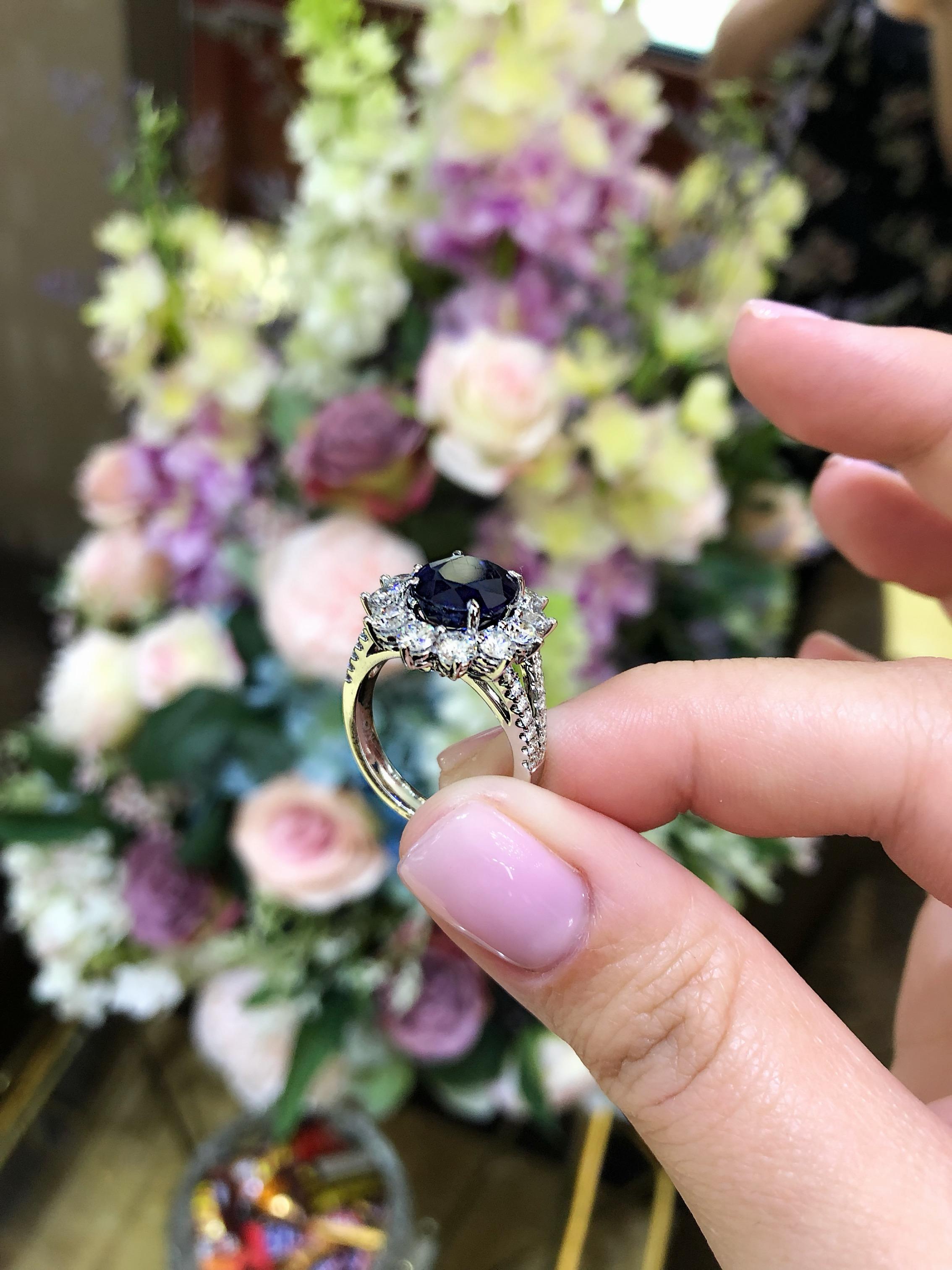 18 Karat White Gold Blue Sapphire Ring Set with Brilliant Cut Diamonds For Sale 1
