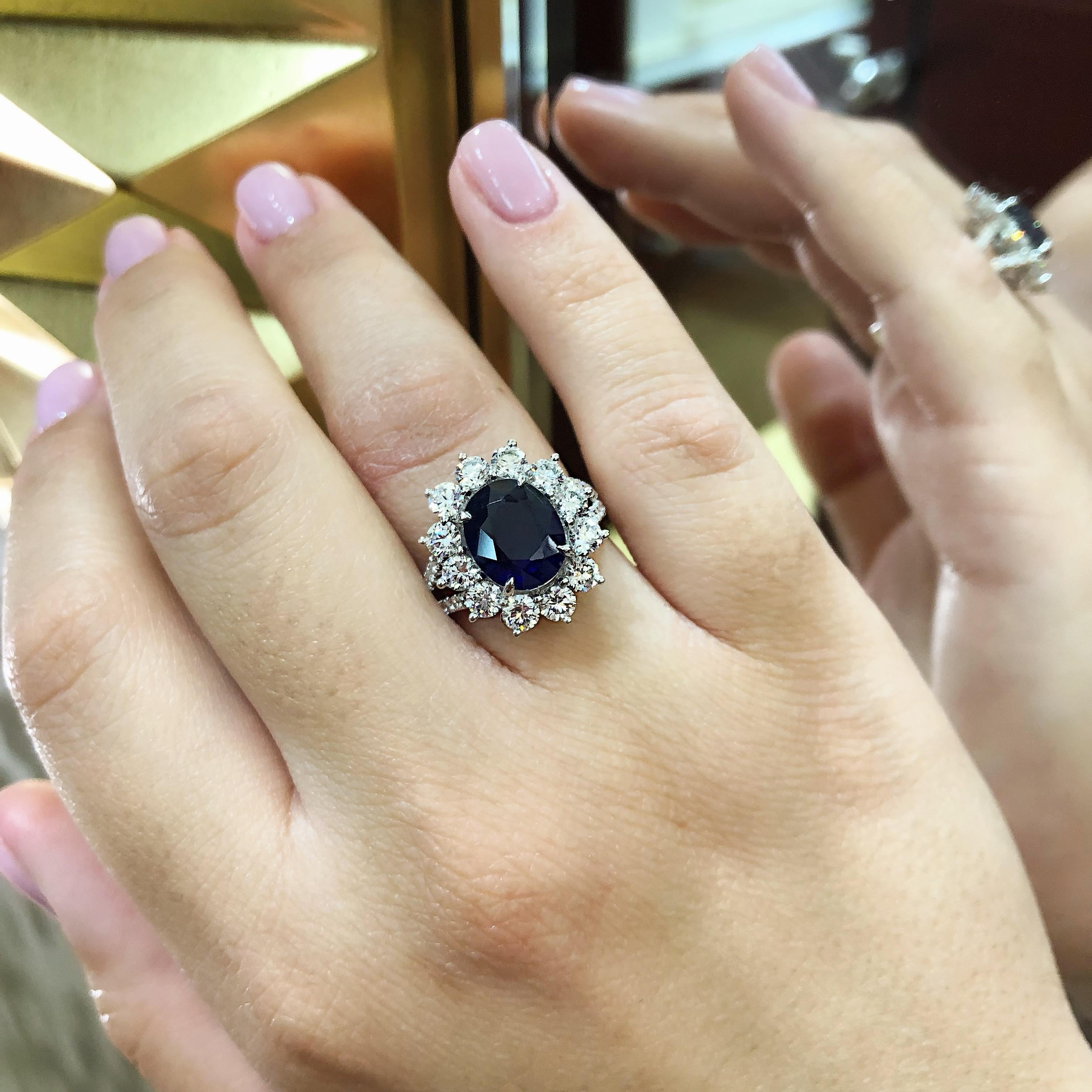 18 Karat White Gold Blue Sapphire Ring Set with Brilliant Cut Diamonds For Sale 2