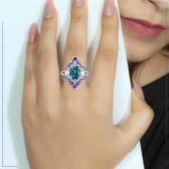 Bague imposante en or blanc 18 carats, avec zircon bleu, tanzanite et diamants
