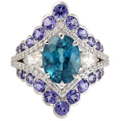 Bague imposante en or blanc 18 carats, avec zircon bleu, tanzanite et diamants