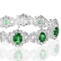 18kt White Gold Bracelet 10.27ct Oval Emeralds and 13.46ct of Mixed Diamond Cuts