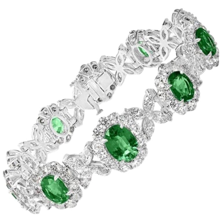 18kt White Gold Bracelet 10.27ct Oval Emeralds and 13.46ct of Mixed Diamond Cuts For Sale