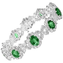 18kt White Gold Bracelet 10.27ct Oval Emeralds and 13.46ct of Mixed Diamond Cuts