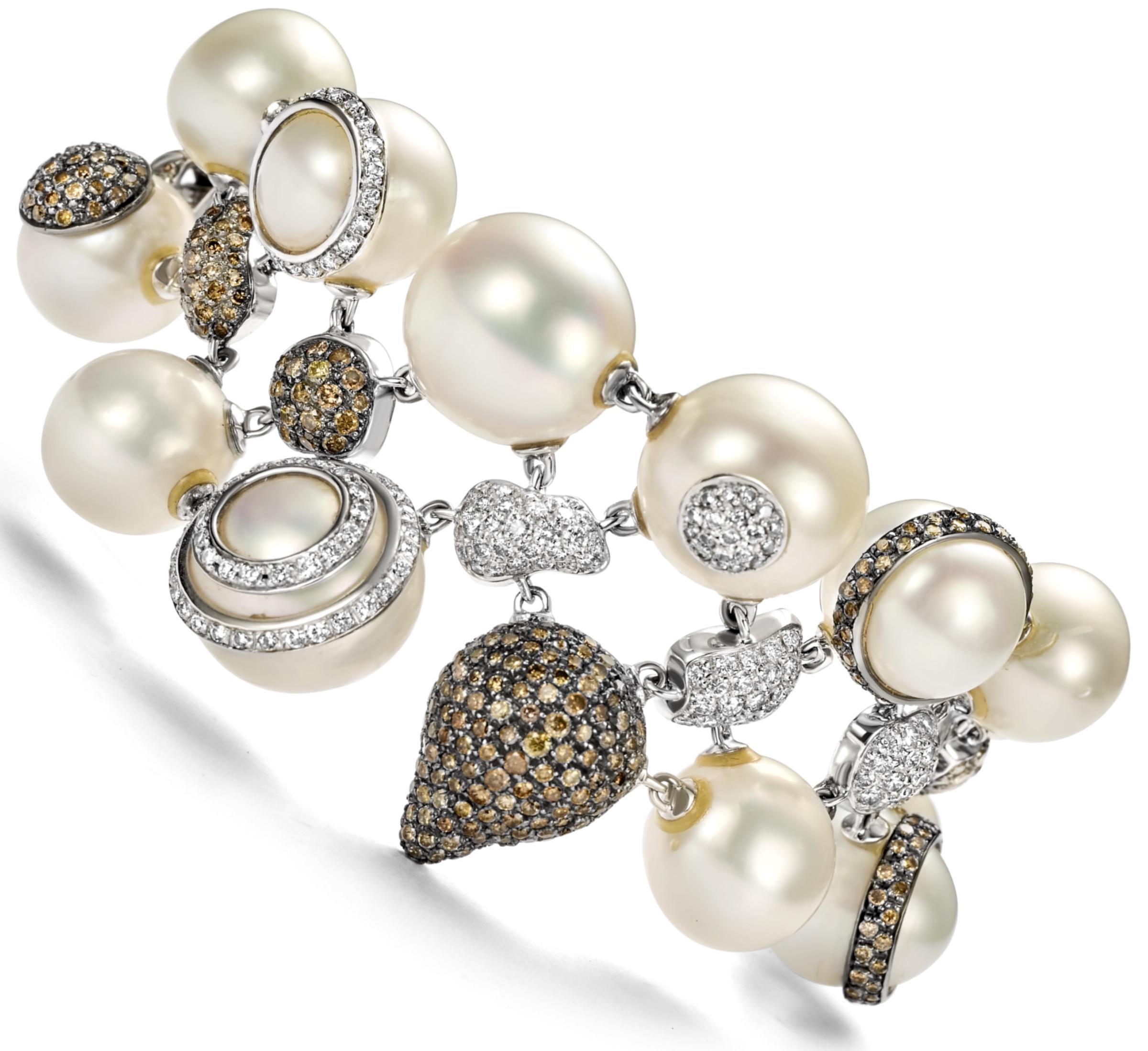 Pulsera de diamantes blancos y coñac de 12,6 quilates, perla, 18 quilates Se puede comprar con un exclusivo anillo a juego .


Pulsera de oro blanco con perlas y diamantes blancos y coñac.
Diamantes:  Diamantes talla brillante blancos y coñac juntos