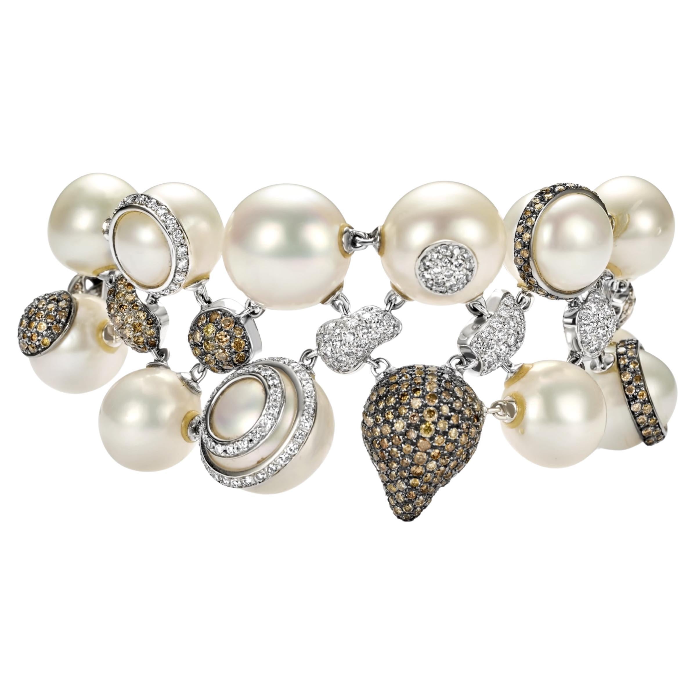 Bracciale in oro bianco 18kt con perle e diamanti bianchi e cognac ha un anello abbinato