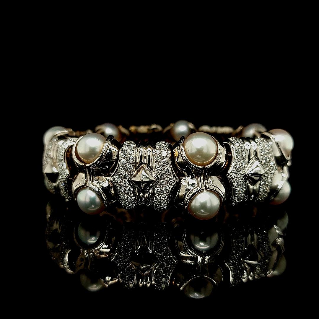 bracelet en or blanc massif 18 carats avec diamants taille brillant et perles 

Un artisanat étonnant et un bracelet stupéfiant.

Diamants : Diamants taille brillant, ensemble Ca. 5.88 ct.

Perles : 14 perles, diamètre 7,7 mm

Matériau : or blanc
