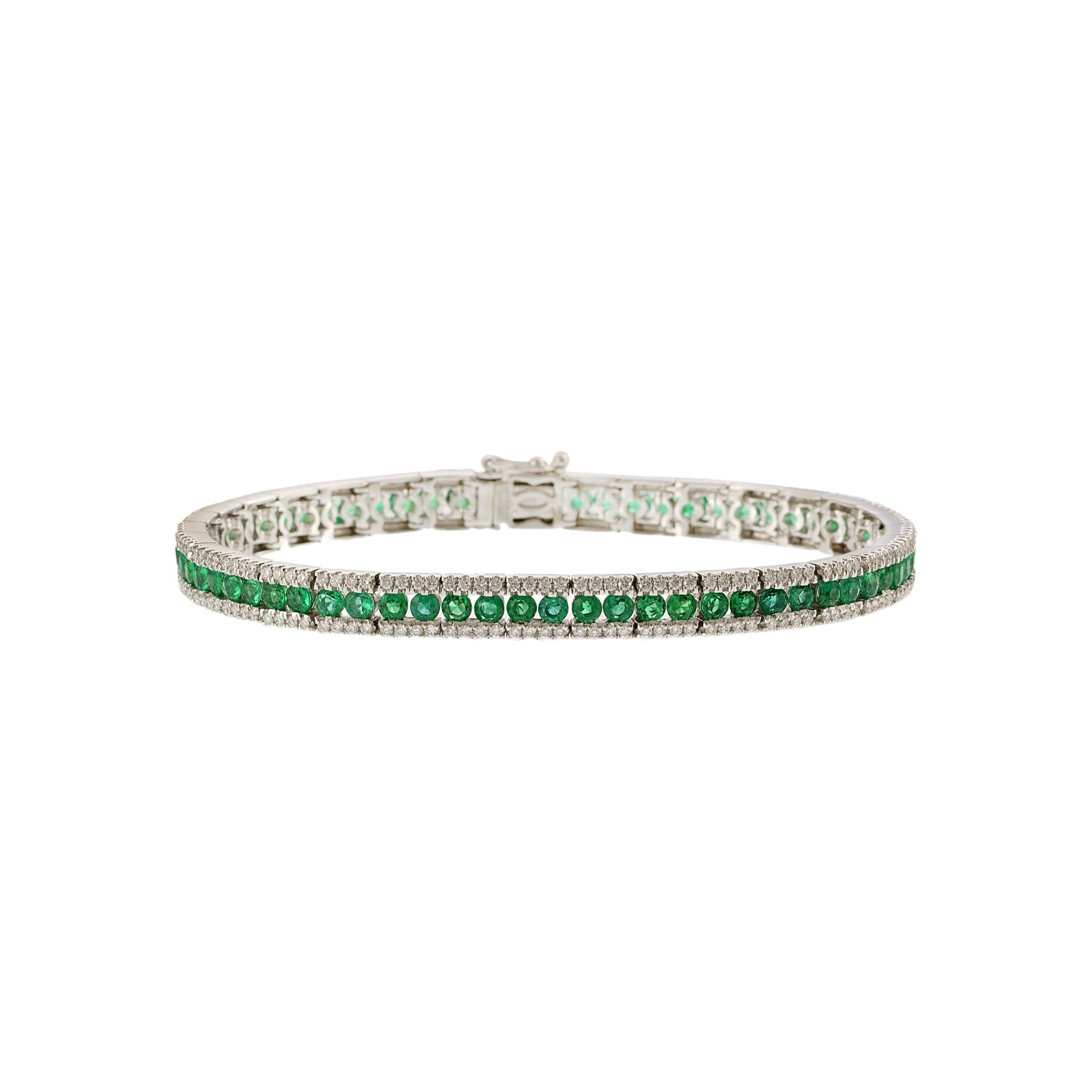 Bracciale in oro bianco 18KT con diamanti e smeraldi taglio rotondo. Questo elegante bracciale è caratterizzato da 1,49 carati di diamanti taglio rotondo di purezza VS abbinati a 3,84 carati di smeraldi vibranti. Incastonati in un lussuoso oro