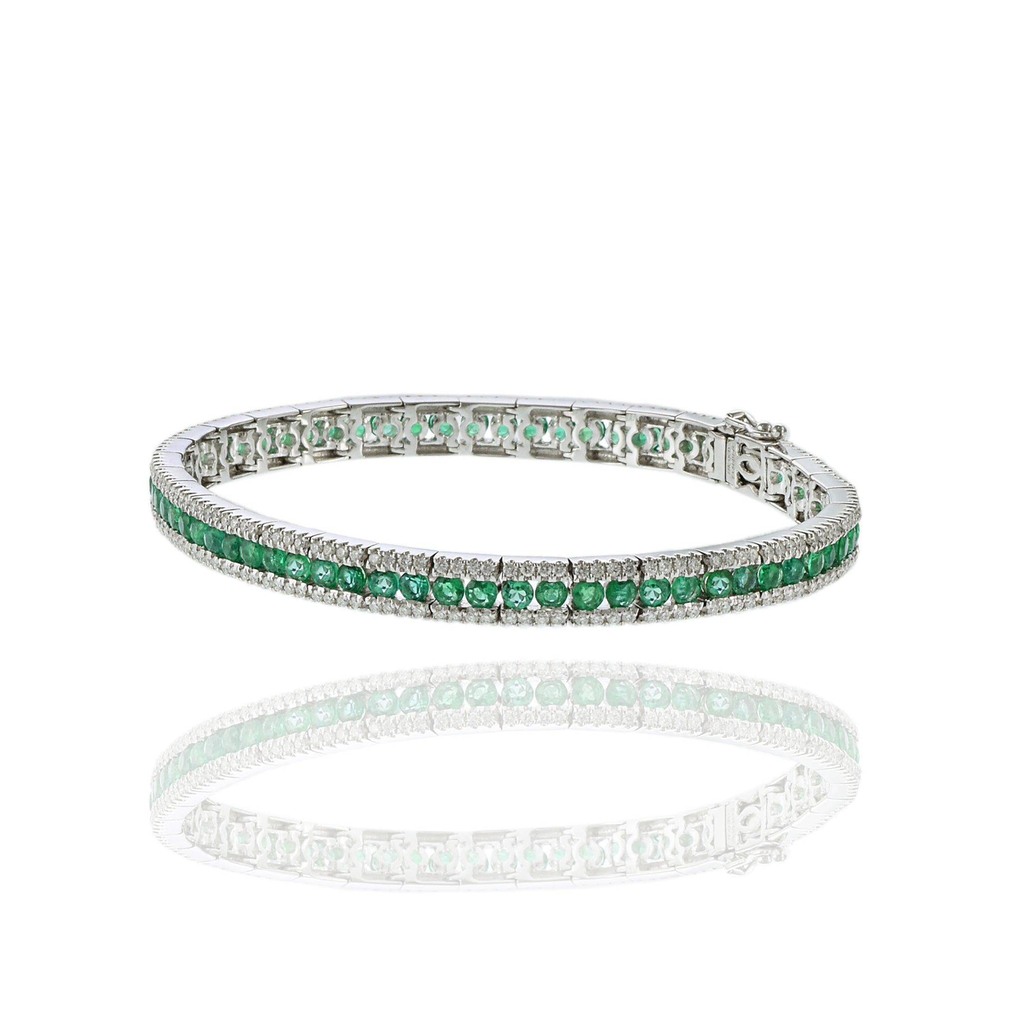 Taglio rotondo Bracciale in oro bianco 18KT con diamanti taglio rotondo e smeraldi in vendita