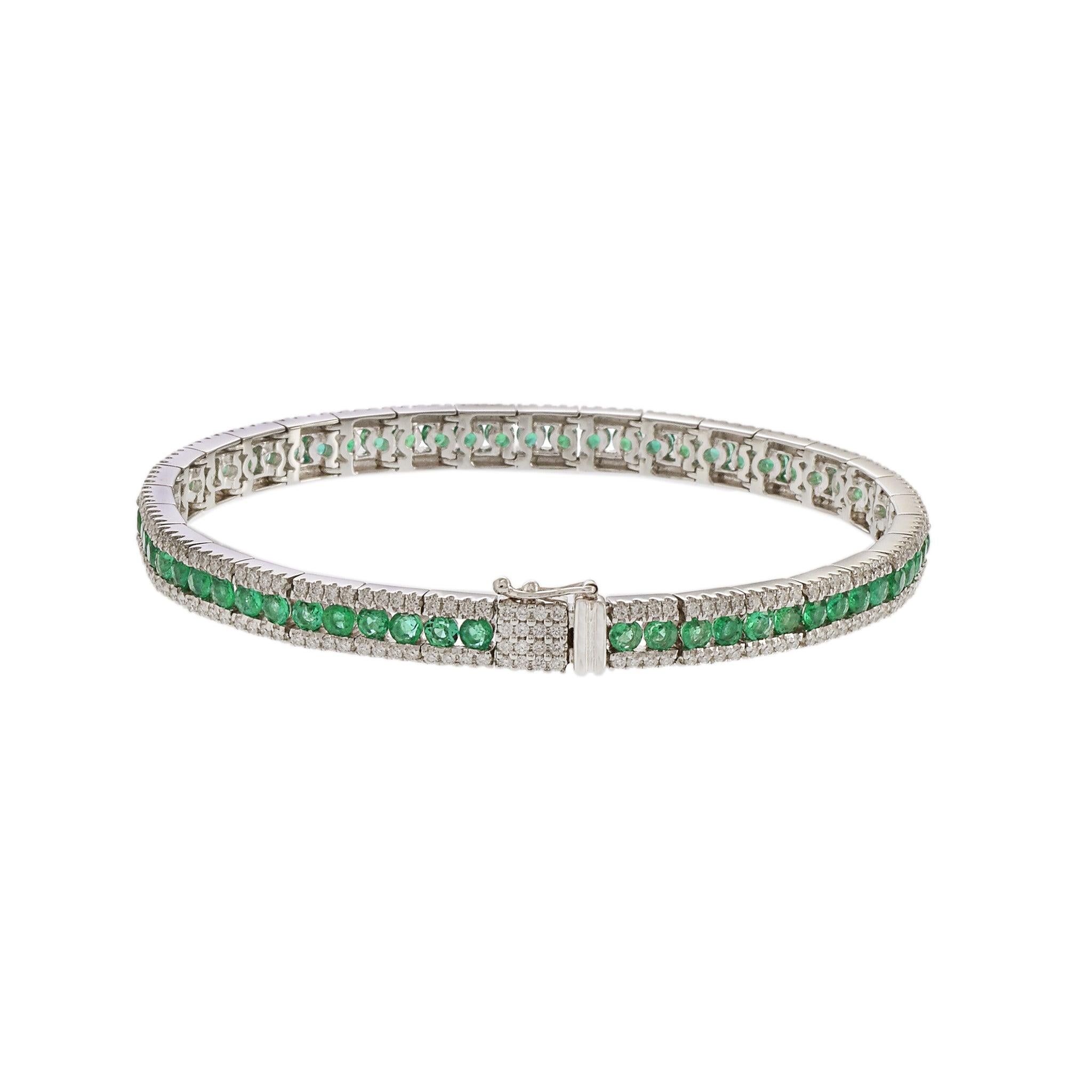 Bracciale in oro bianco 18KT con diamanti taglio rotondo e smeraldi In condizioni Nuovo in vendita a New York, NY