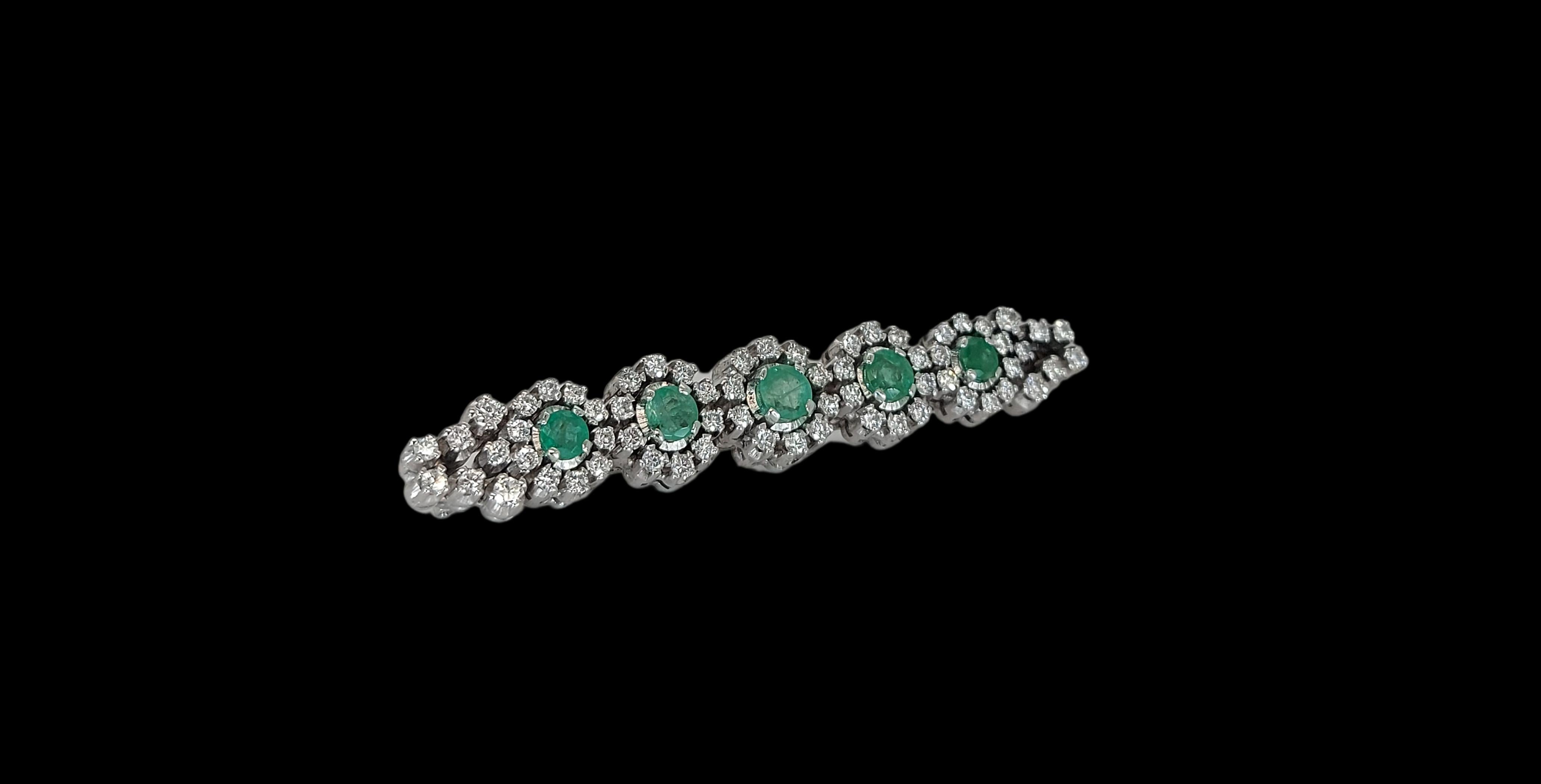 18kt White Gold Brooch with Emeralds & 2.7 Ct Diamonds For Sale 1