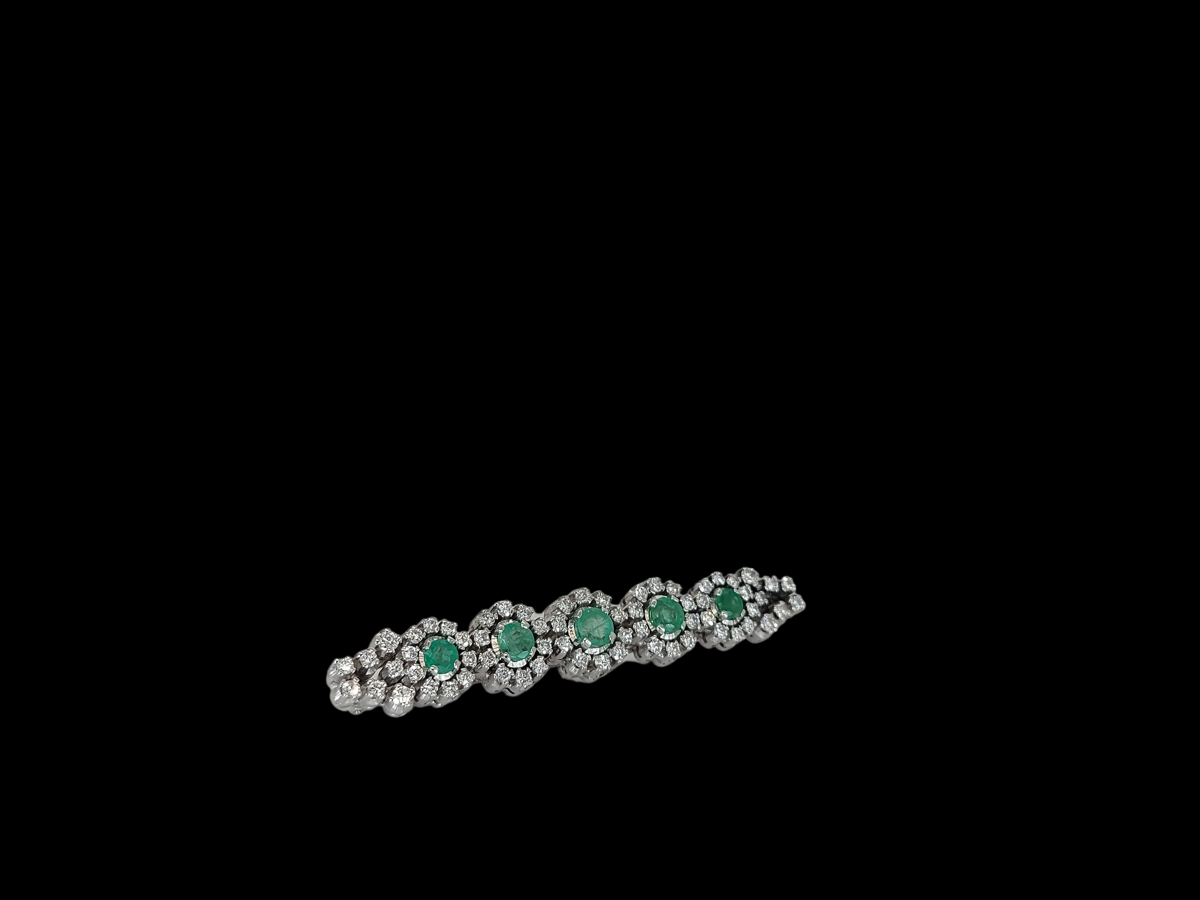 18kt White Gold Brooch with Emeralds & 2.7 Ct Diamonds For Sale 2